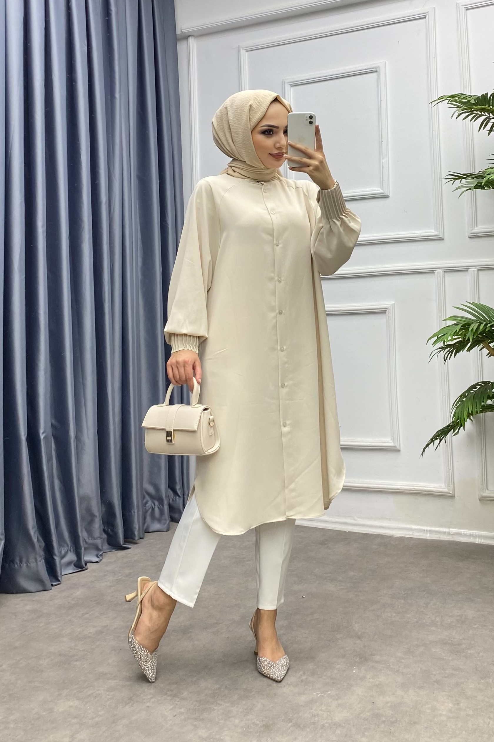 Kol ucu pileli tunik bej