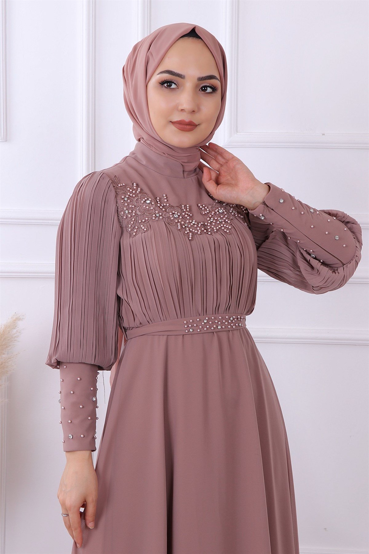 KOLLARI PLİSELİ DRAPE DETAYLI ELBİSE 