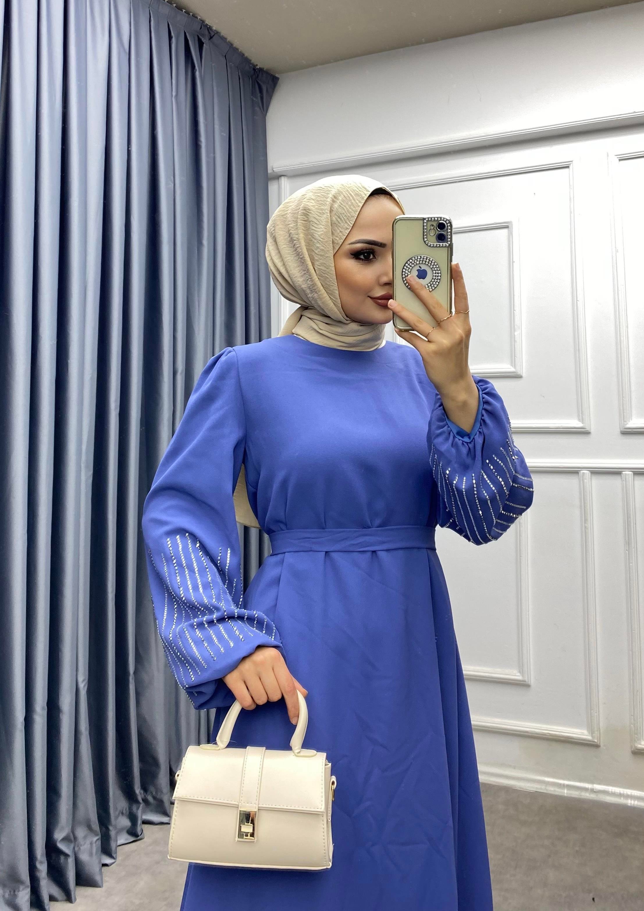 Kolu taşlı elbise mavi