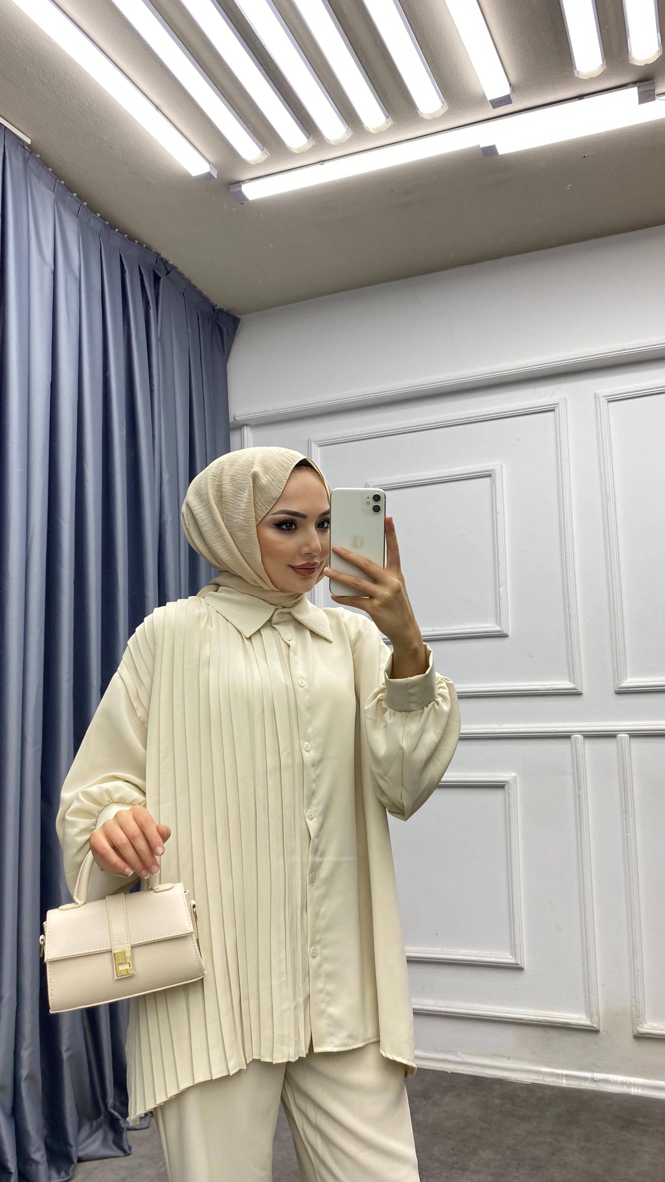 Tek Yanı Piliseli Takım Bej
