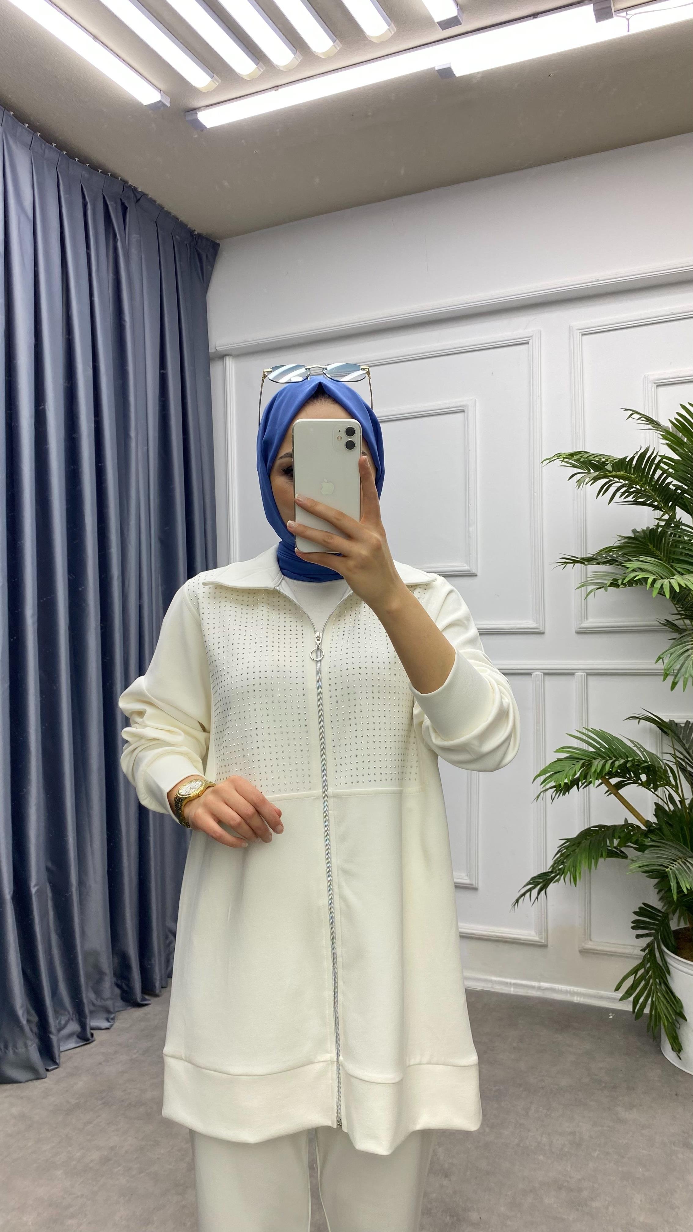 Üzeri taş Detaylı takım beyaz 