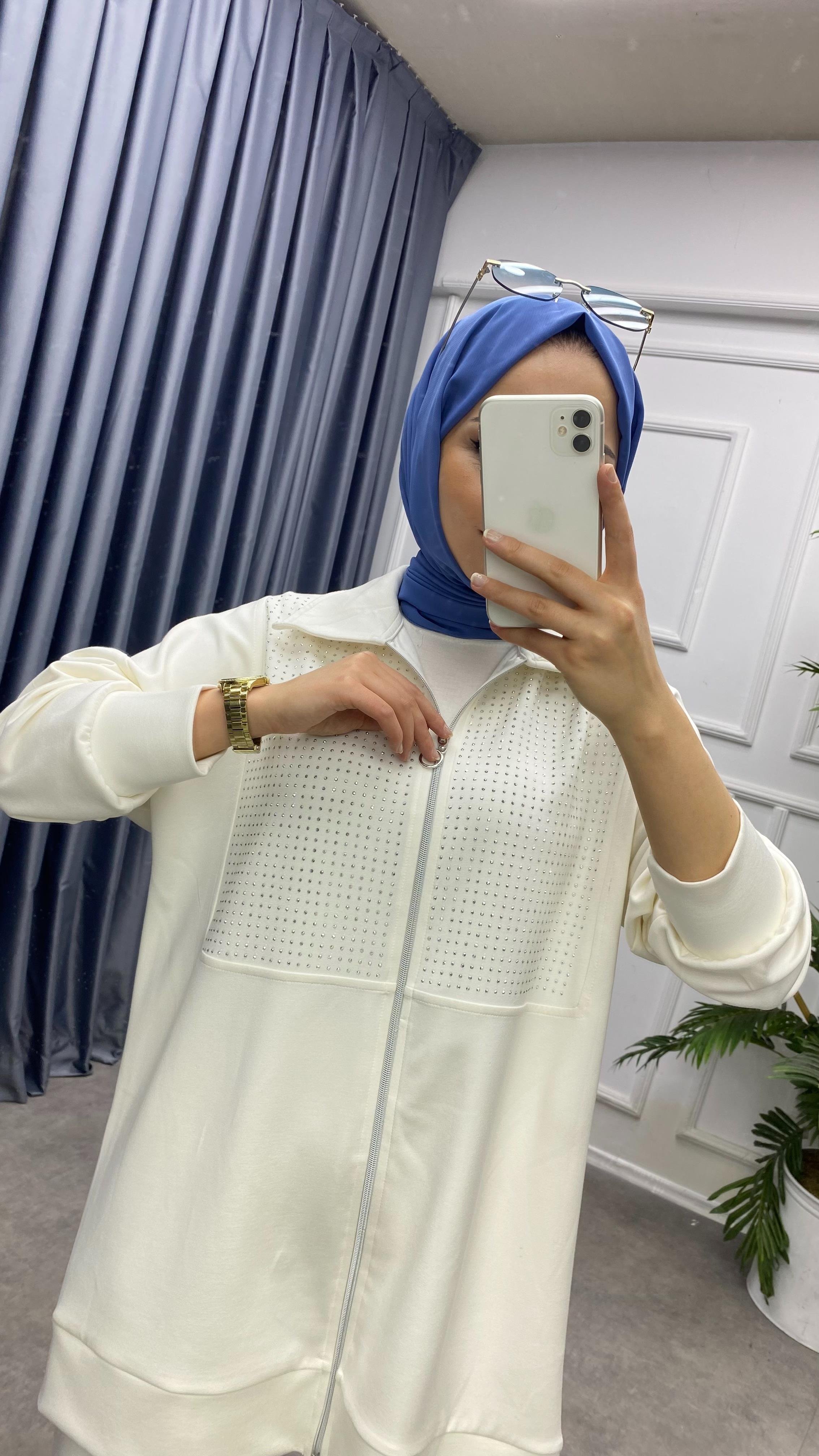 Üzeri taş Detaylı takım beyaz 