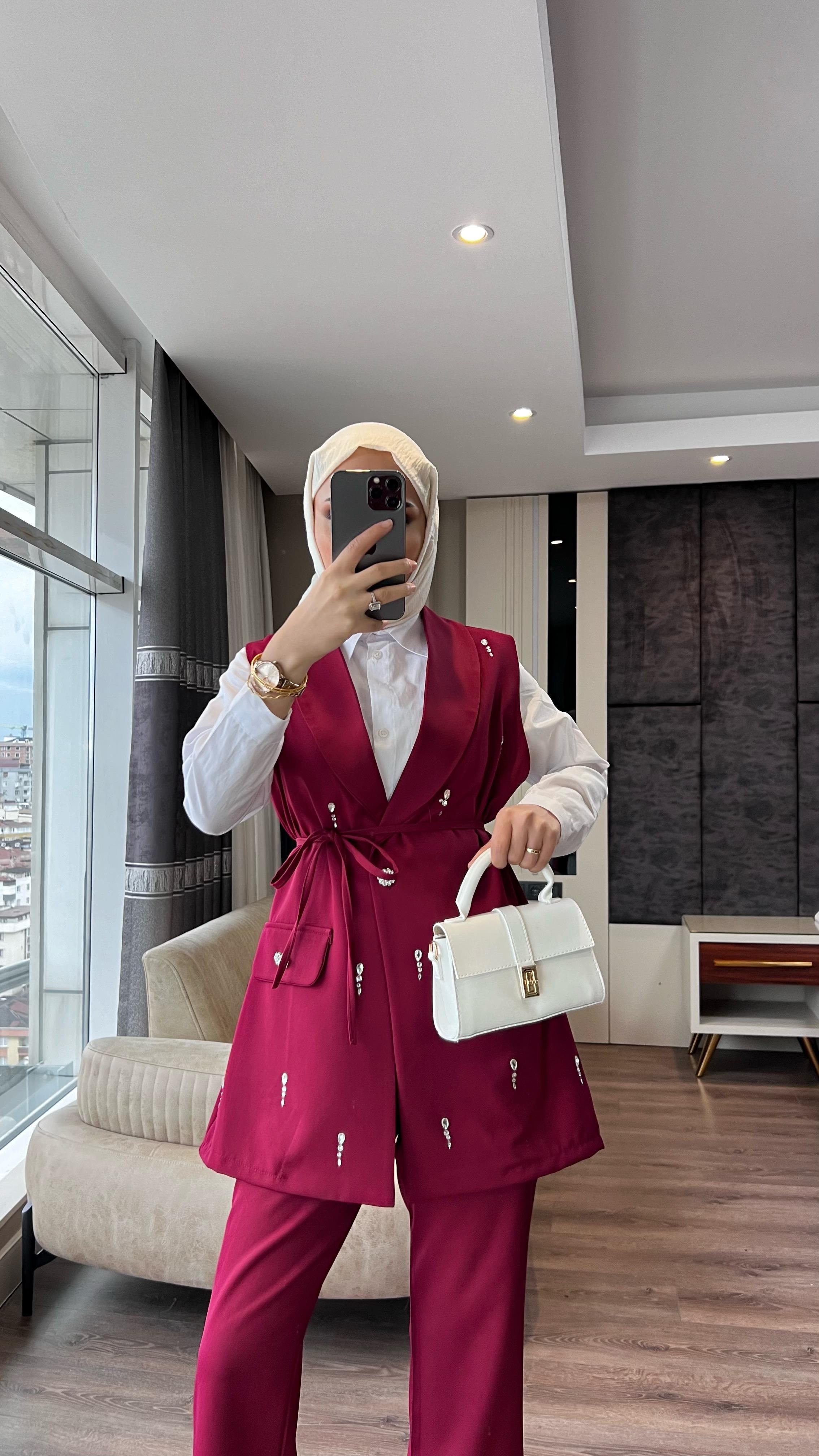 Üzeri Taşlı Yelekli Takım Bordo