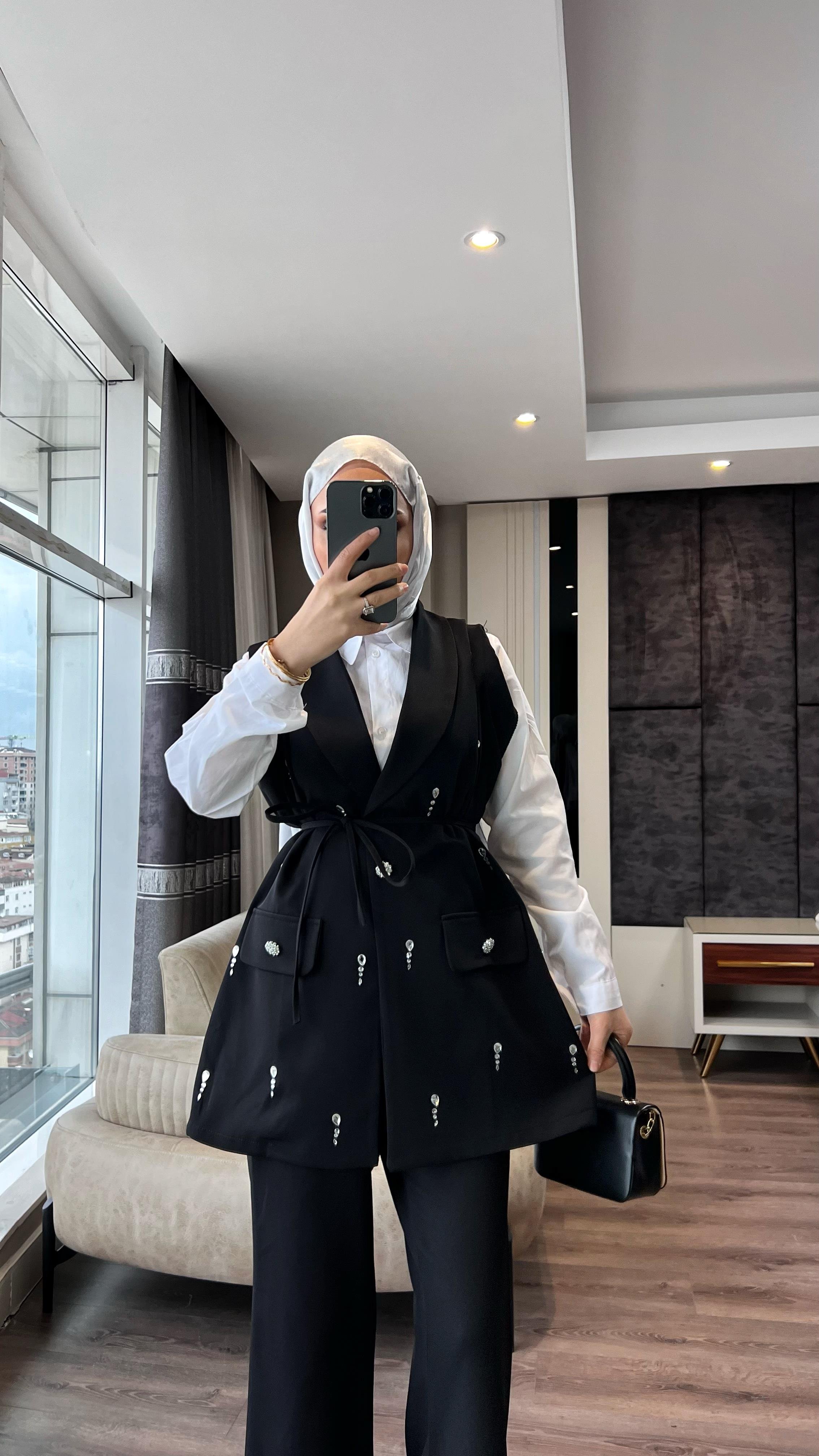 Üzeri Taşlı Yelekli Takım Siyah