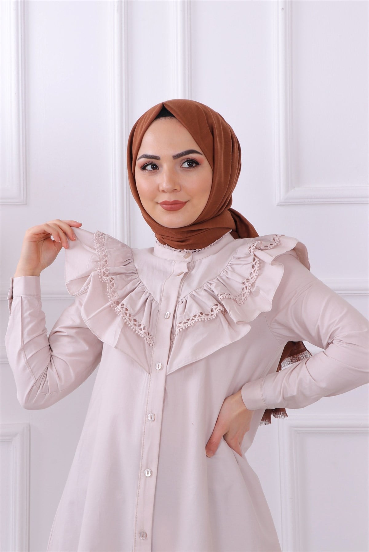 yakası dantelli tunik- taş