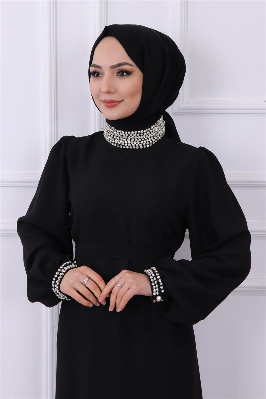 YAKASI  VE KOL UCU TAŞ DETAYLI ELBİSE SİYAH