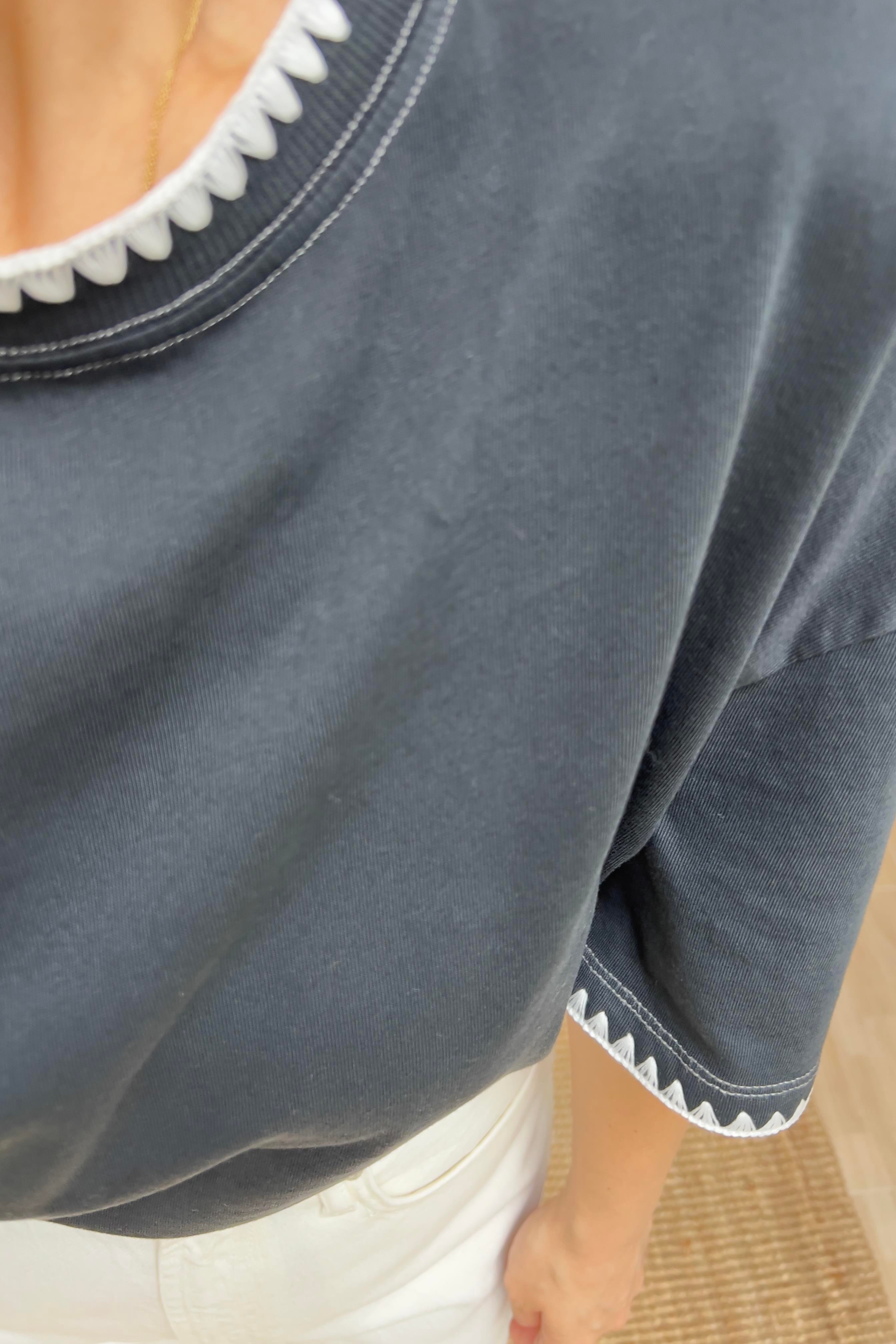 Antrasit Batik Yıkamalı Nakış Detaylı Tshirt uygun fiyatlarda www.butikhola.com adresinde