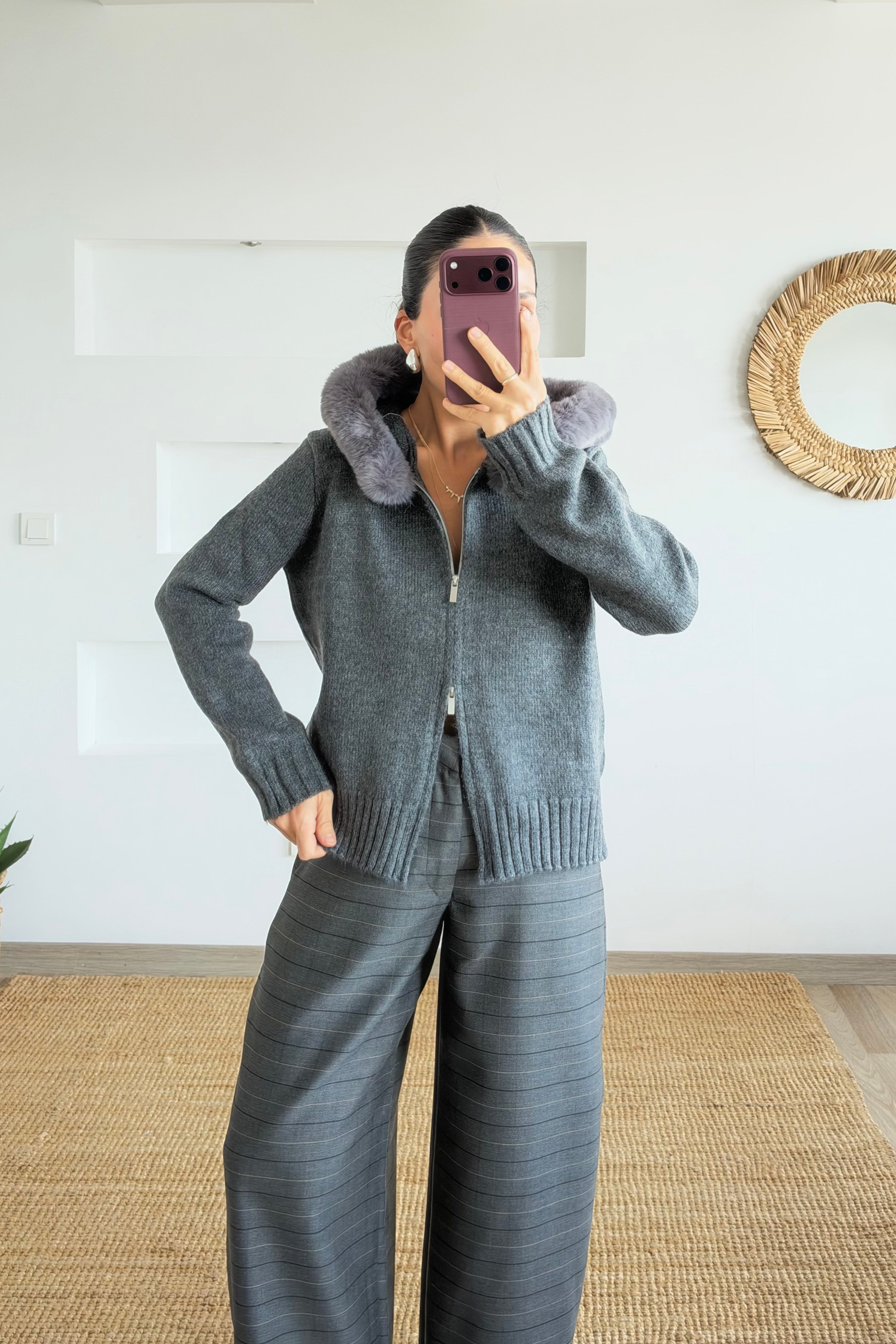 Antrasit Çıkarılabilir Kürk Detaylı Hırka uygun fiyatlarda www.butikhola.com adresinde
