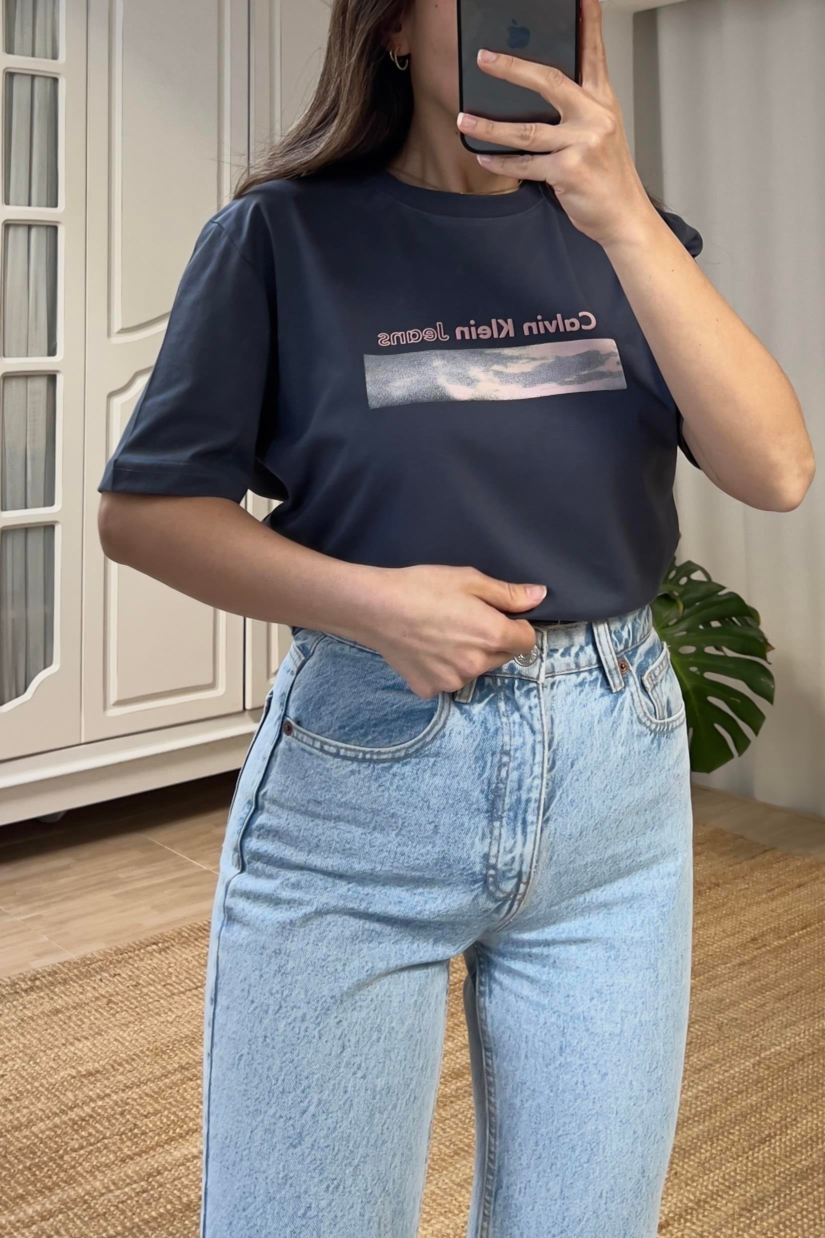 Antrasit Desen Detaylı Logolu Tshirt uygun fiyatlarda www.butikhola.com adresinde