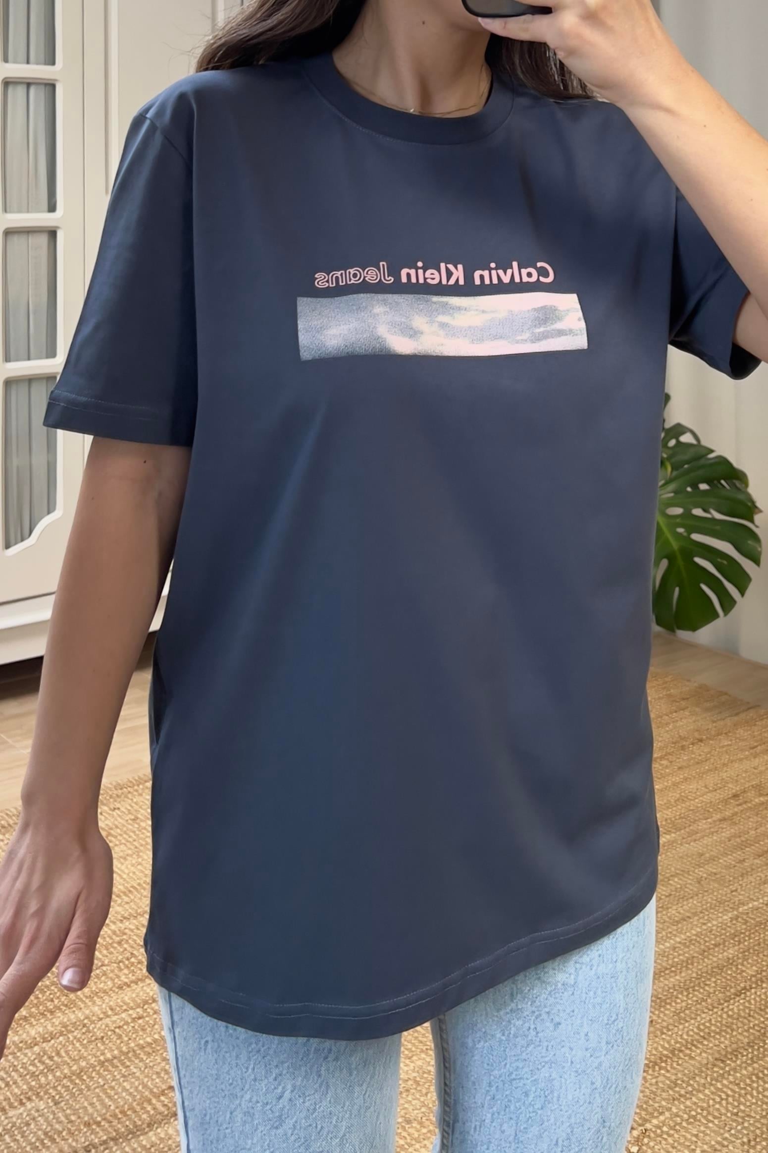 Antrasit Desen Detaylı Logolu Tshirt uygun fiyatlarda www.butikhola.com adresinde
