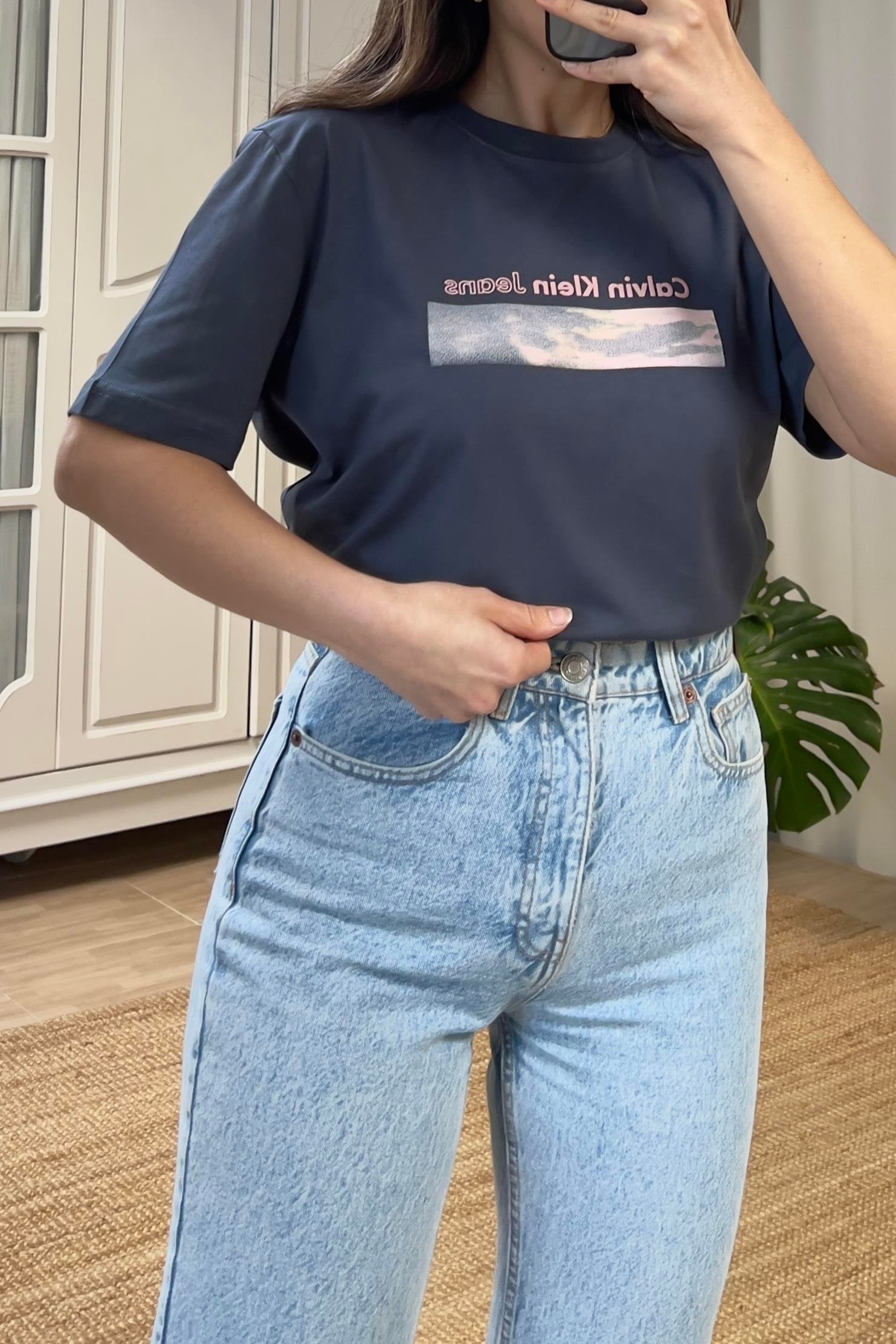 Antrasit Desen Detaylı Logolu Tshirt uygun fiyatlarda www.butikhola.com adresinde