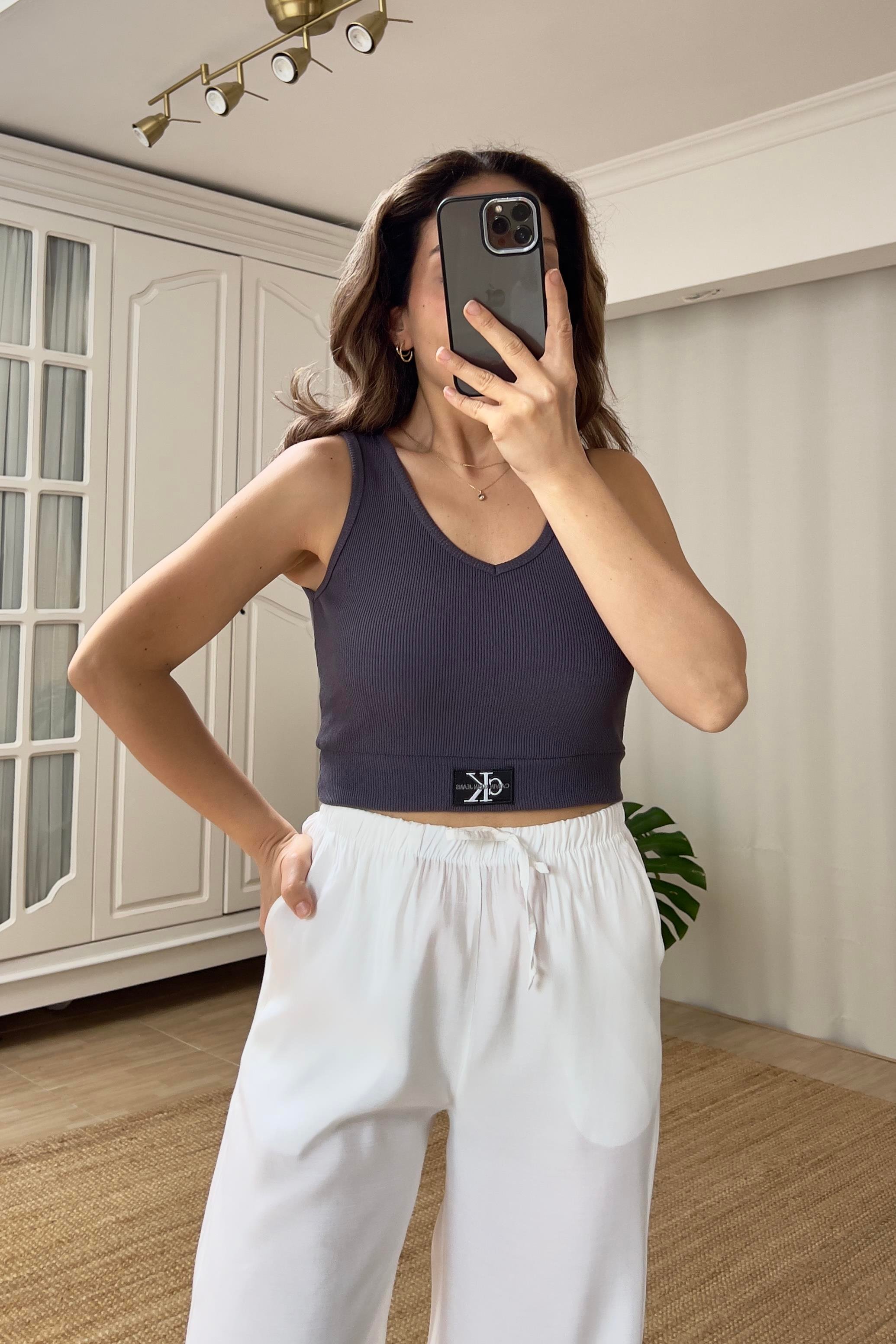 Antrasit Logolu V Yaka Top  uygun fiyatlarda www.butikhola.com adresinde