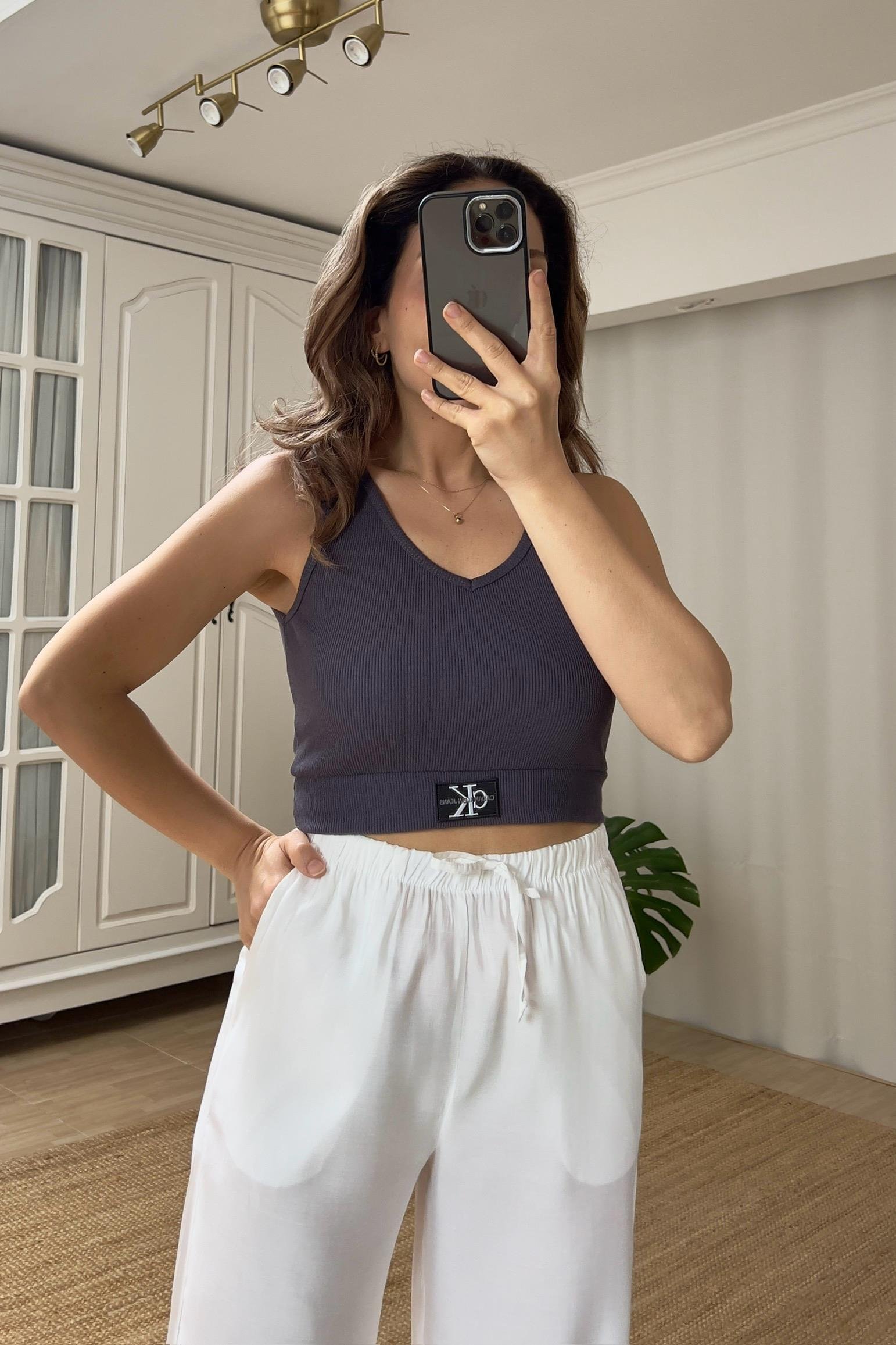 Antrasit Logolu V Yaka Top  uygun fiyatlarda www.butikhola.com adresinde