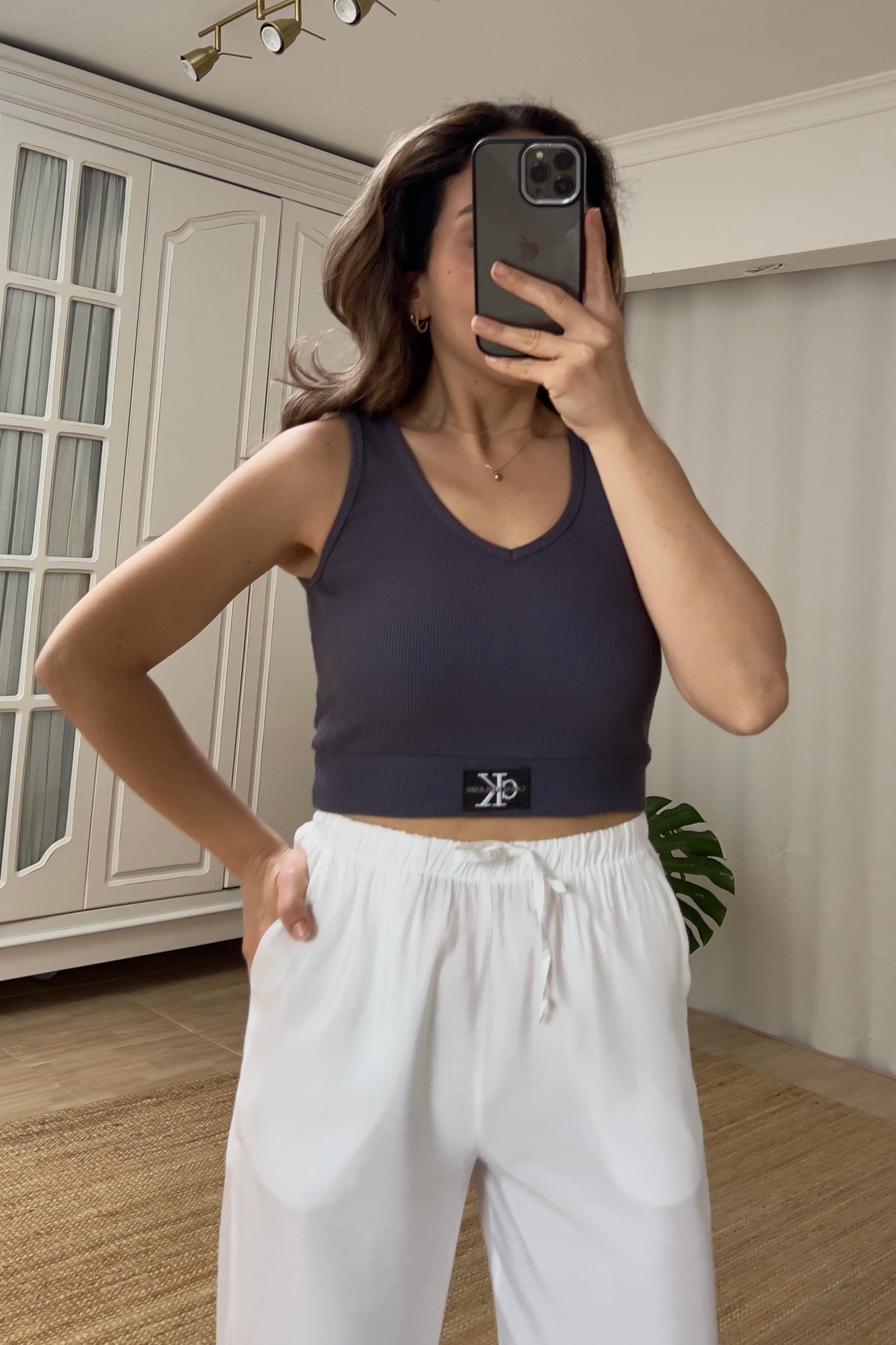Antrasit Logolu V Yaka Top  uygun fiyatlarda www.butikhola.com adresinde