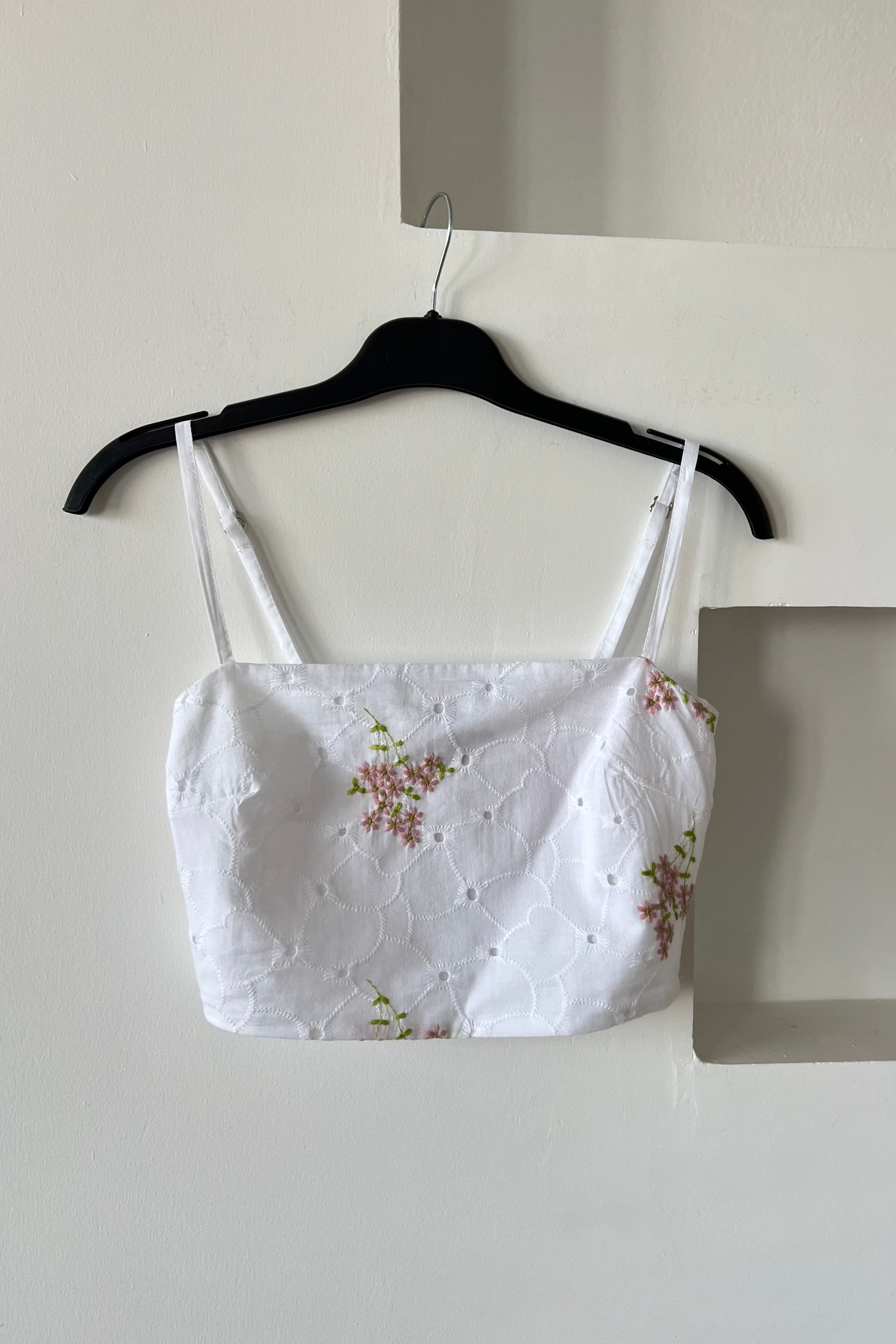 Ayarlanabilir Askılı Çiçek Nakışlı Crop Bluz uygun fiyatlarda www.butikhola.com adresinde
