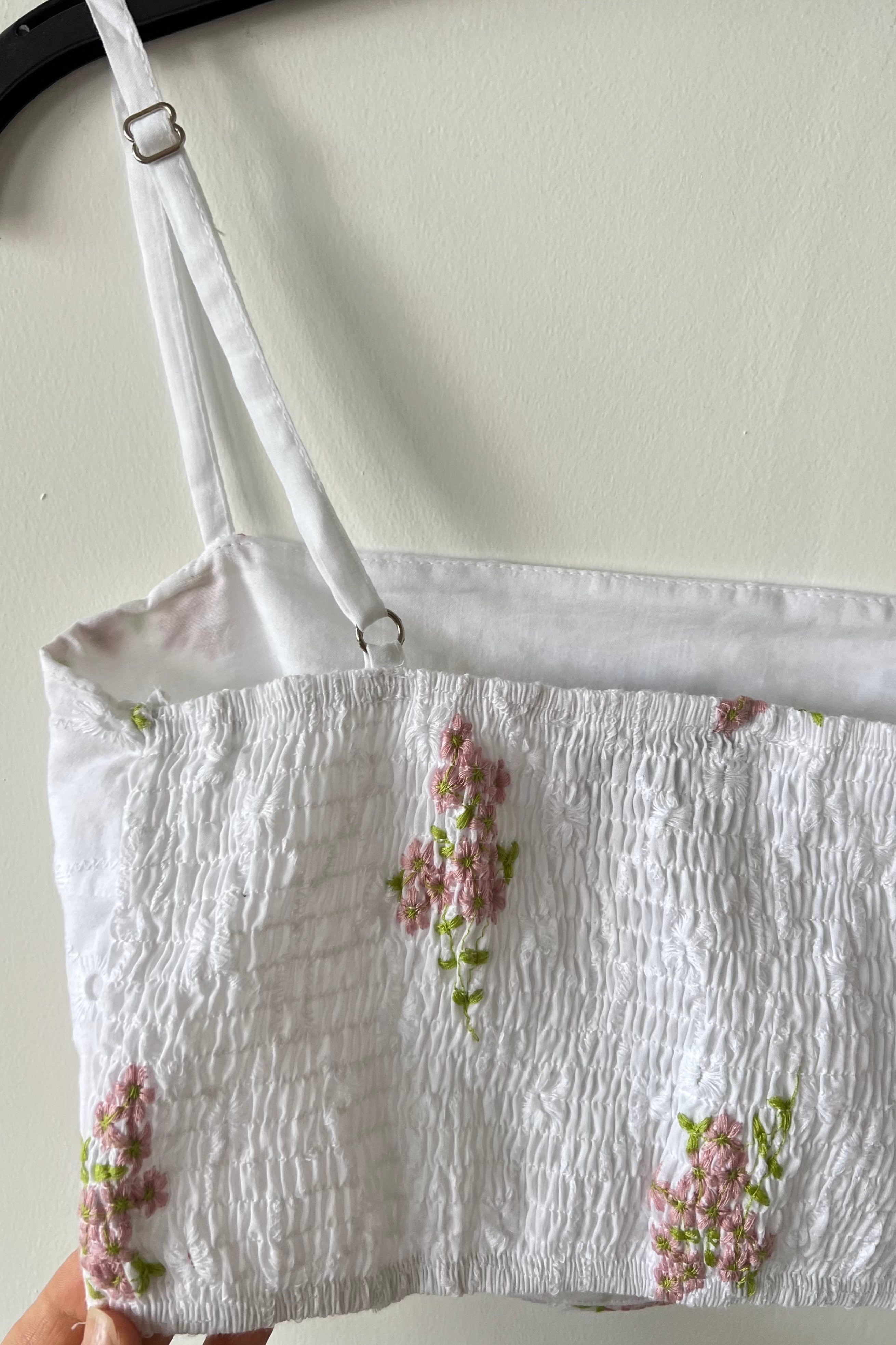Ayarlanabilir Askılı Çiçek Nakışlı Crop Bluz uygun fiyatlarda www.butikhola.com adresinde