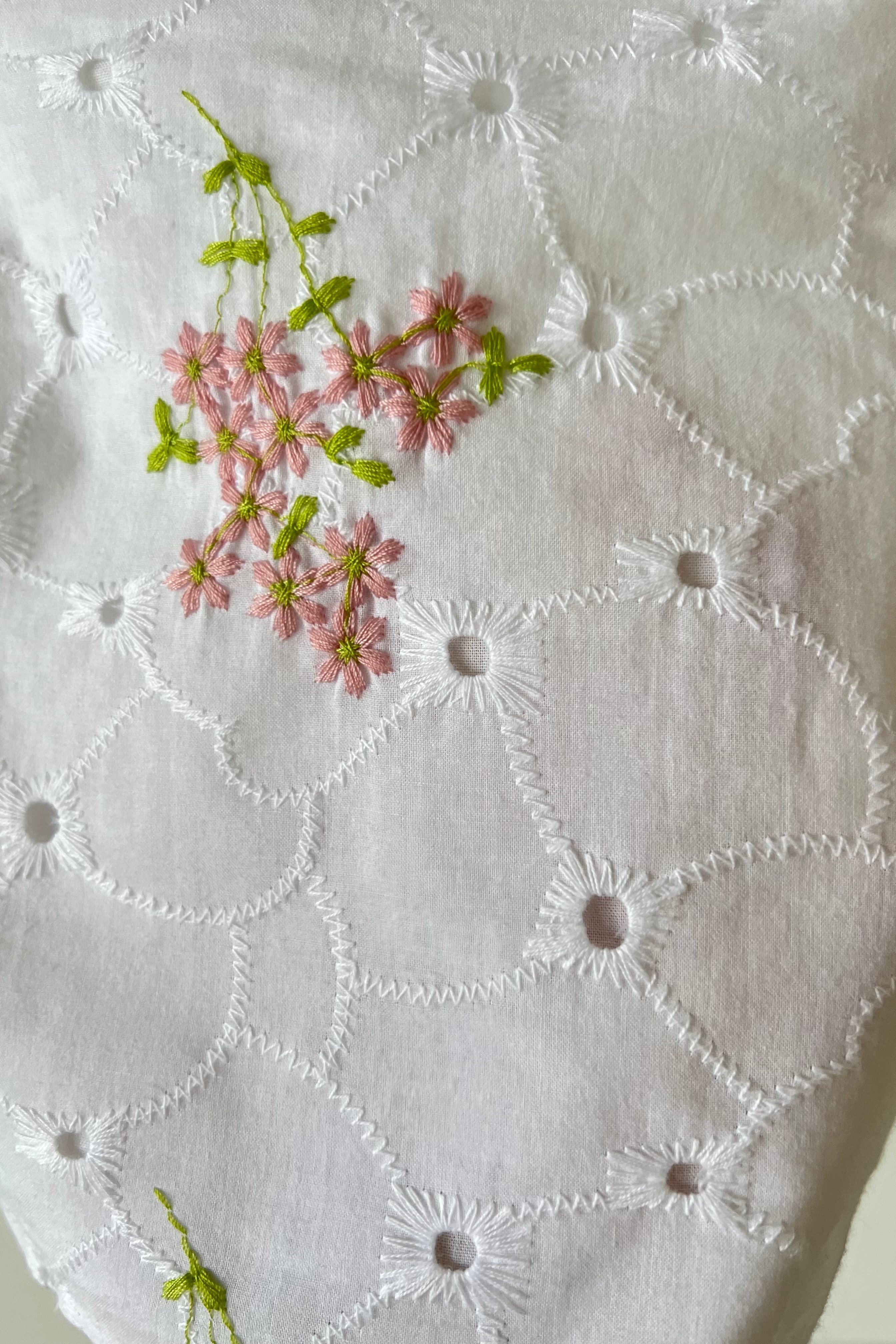 Ayarlanabilir Askılı Çiçek Nakışlı Crop Bluz uygun fiyatlarda www.butikhola.com adresinde