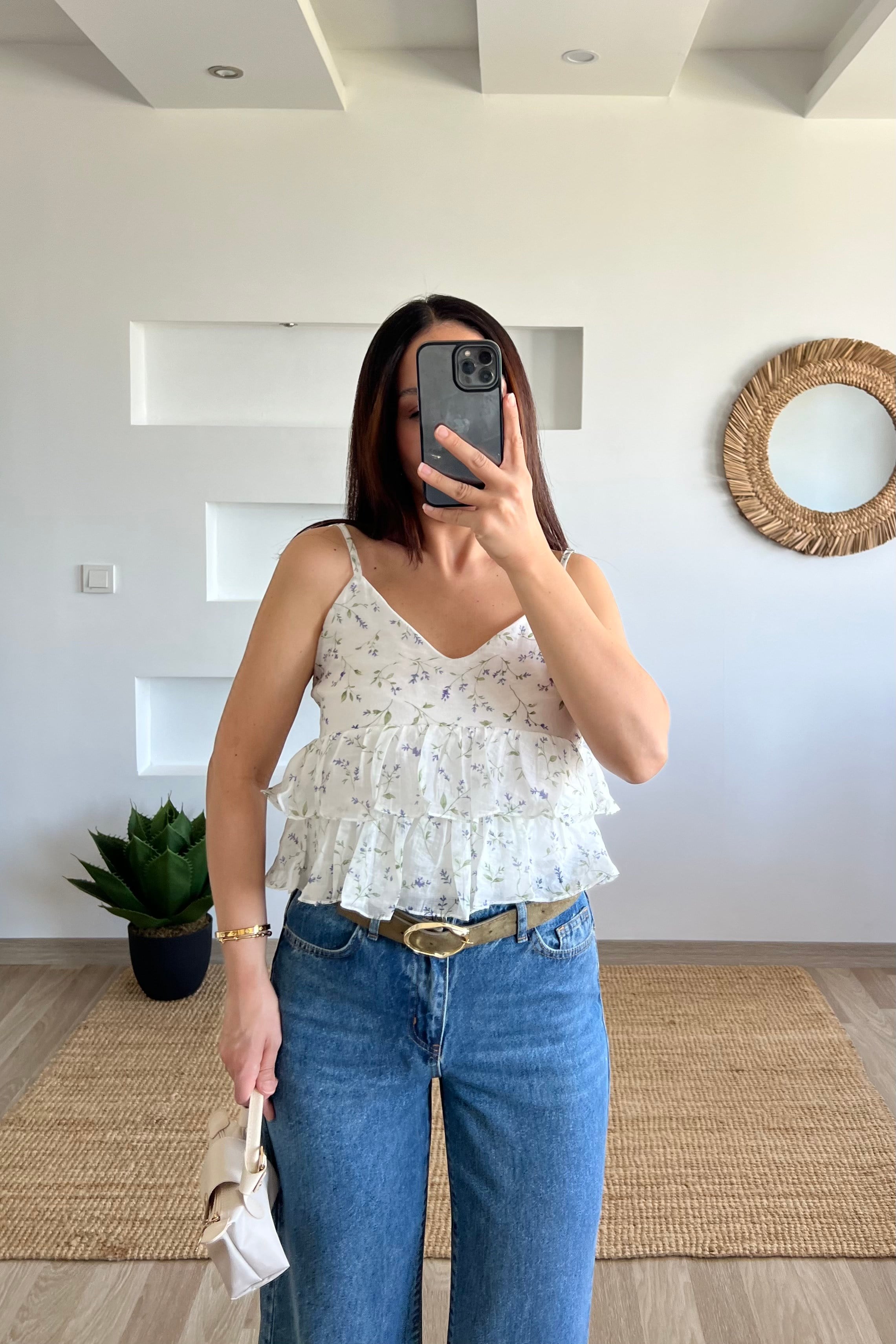 Ayarlanabilir Askılı Kat Detaylı Bluz uygun fiyatlarda www.butikhola.com adresinde