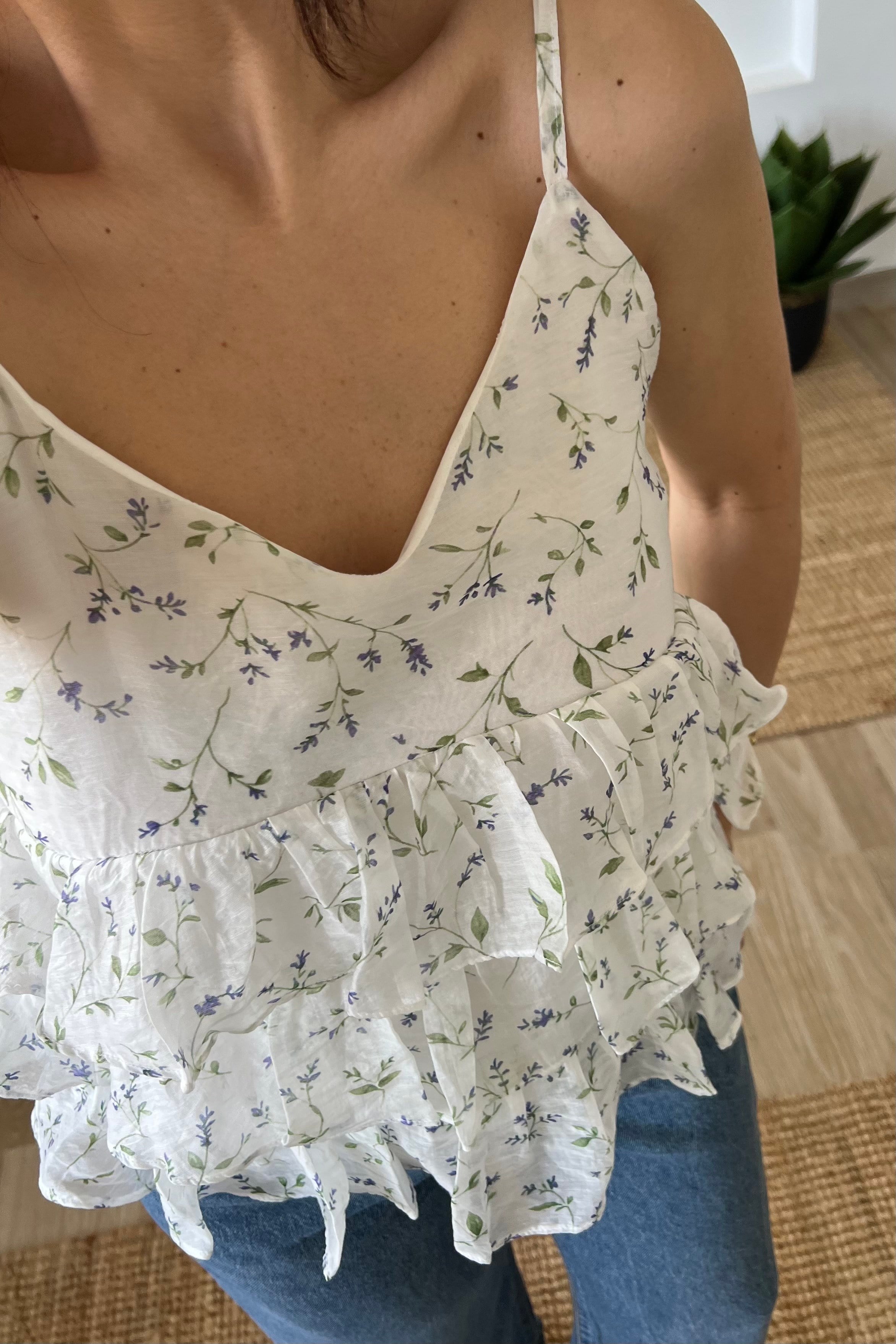 Ayarlanabilir Askılı Kat Detaylı Bluz uygun fiyatlarda www.butikhola.com adresinde