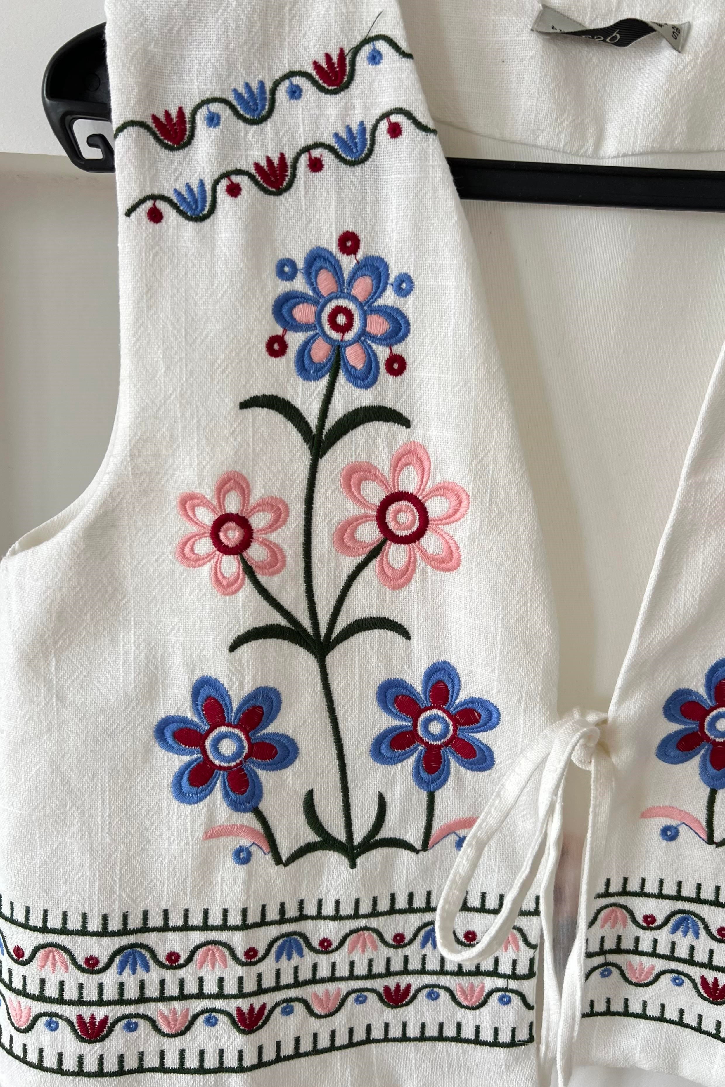 Bağlama Detaylı Nakışlı Yelek uygun fiyatlarda www.butikhola.com adresinde