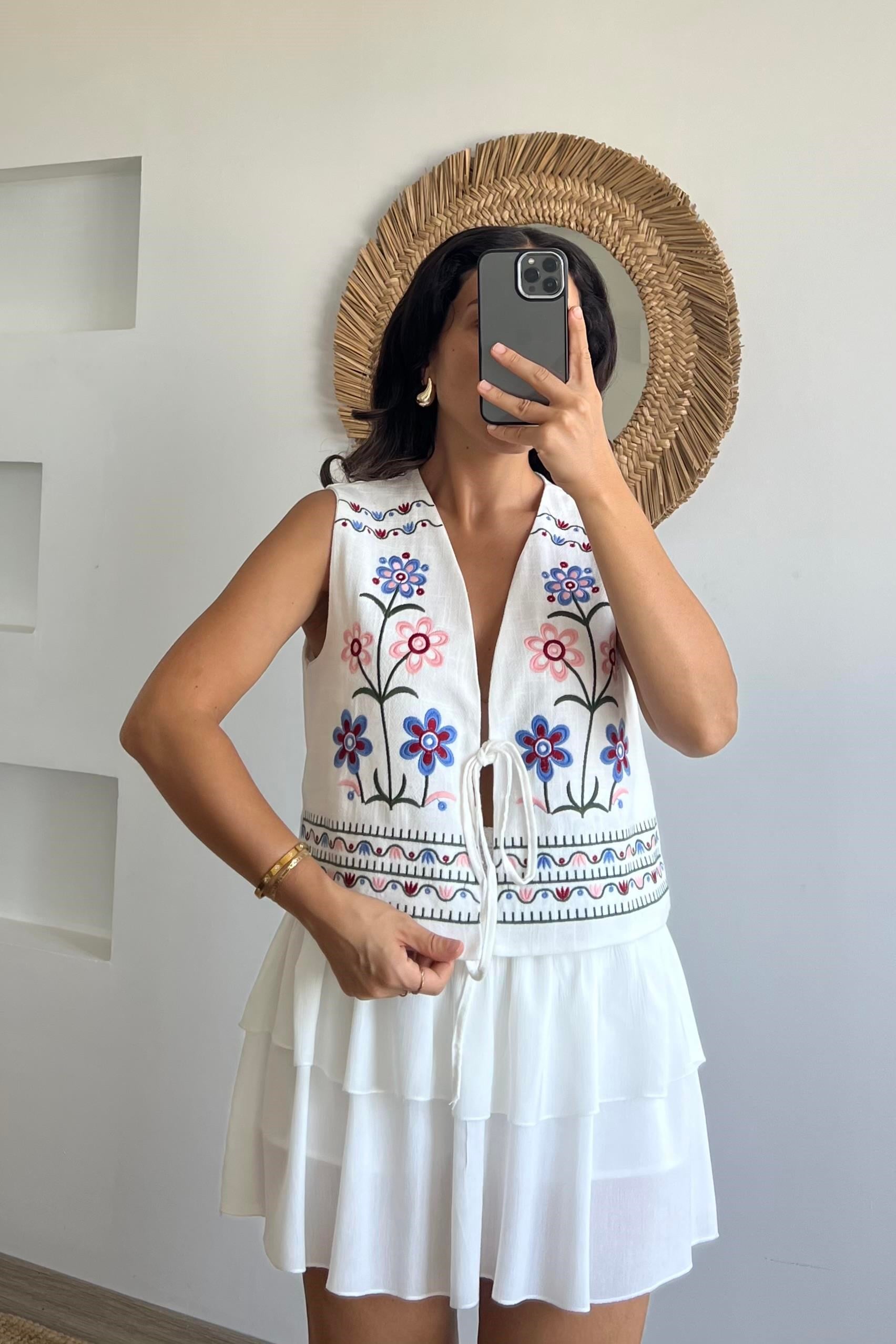 Bağlama Detaylı Nakışlı Yelek uygun fiyatlarda www.butikhola.com adresinde