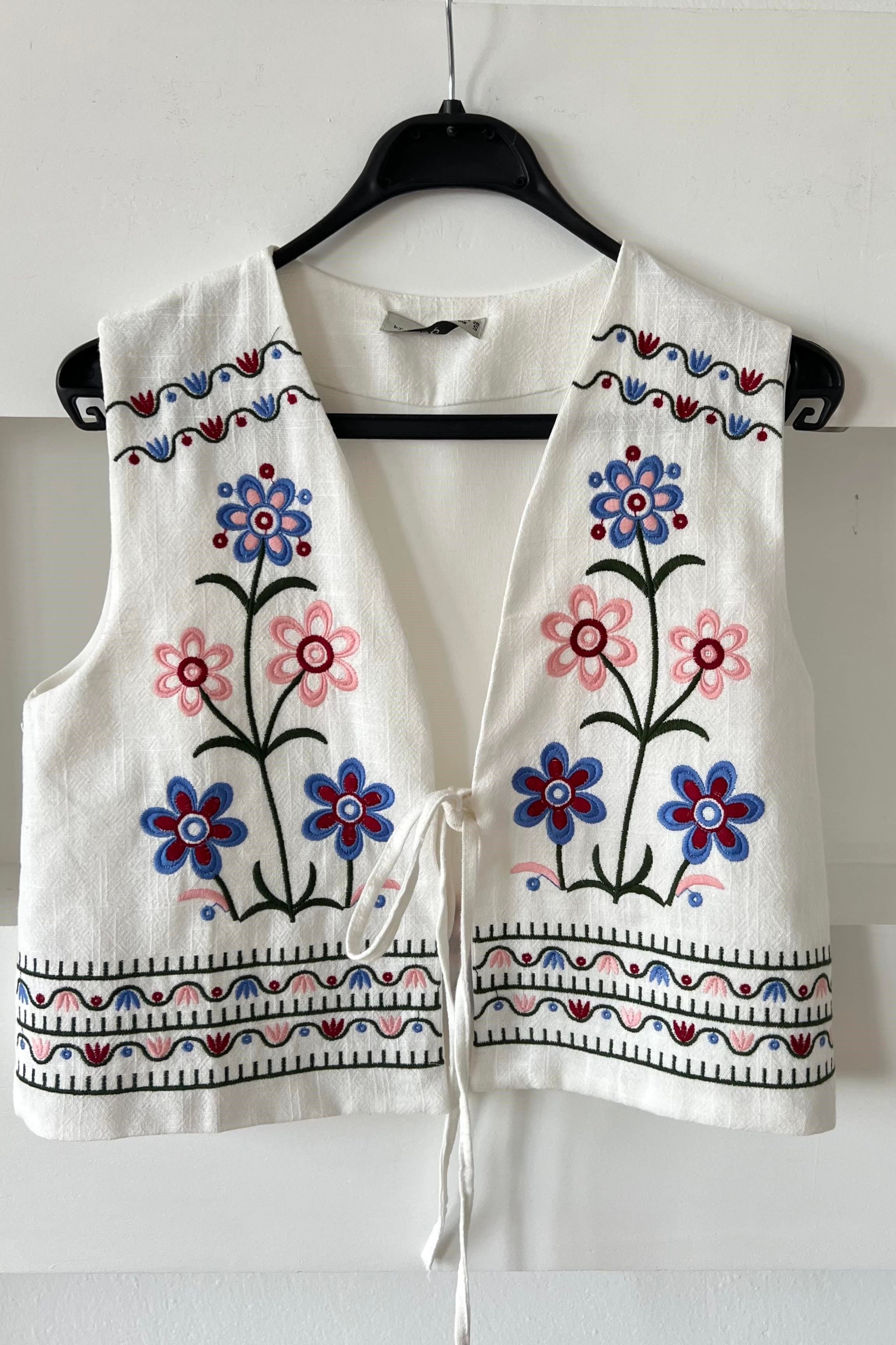 Bağlama Detaylı Nakışlı Yelek uygun fiyatlarda www.butikhola.com adresinde