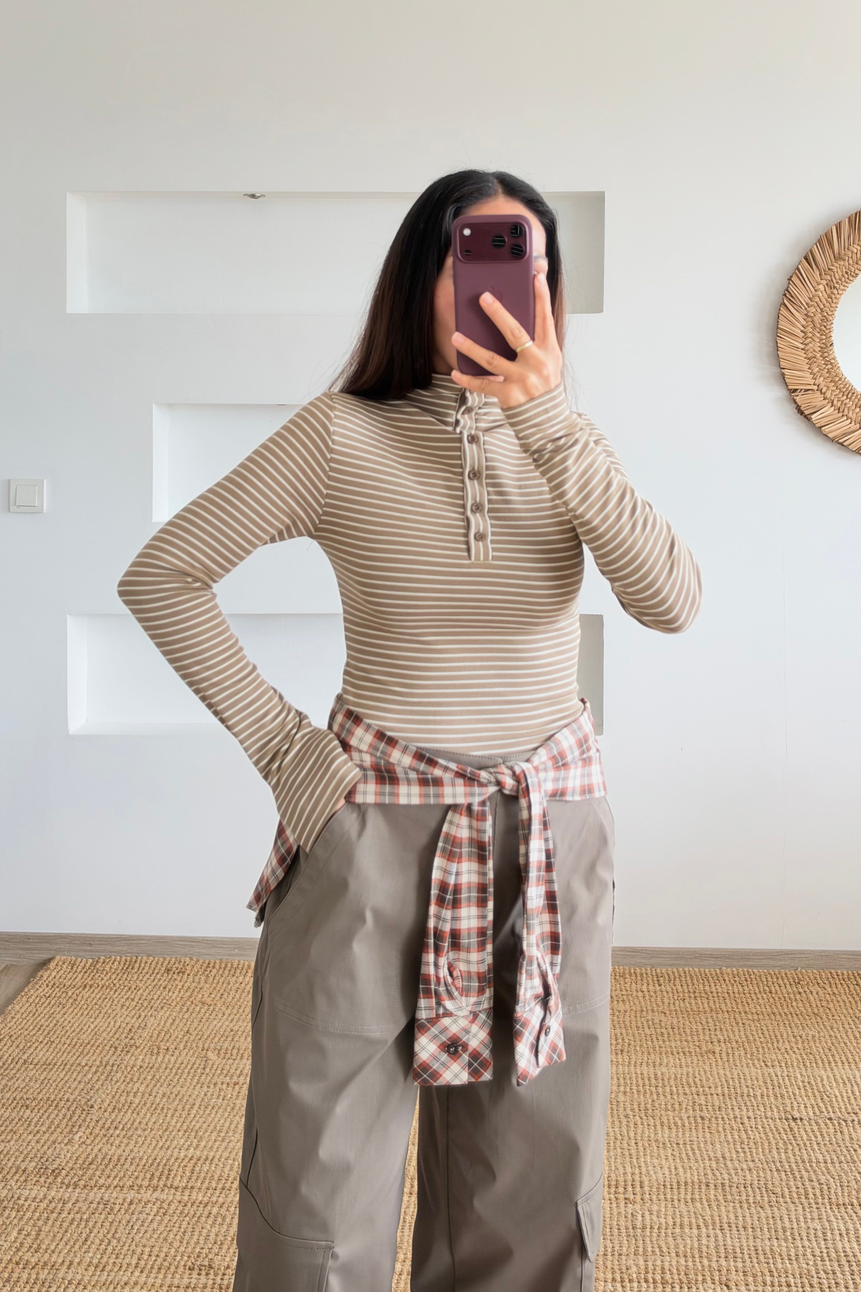 Bej Çizgili Düğmeli Dik Yaka Bluz uygun fiyatlarda www.butikhola.com adresinde