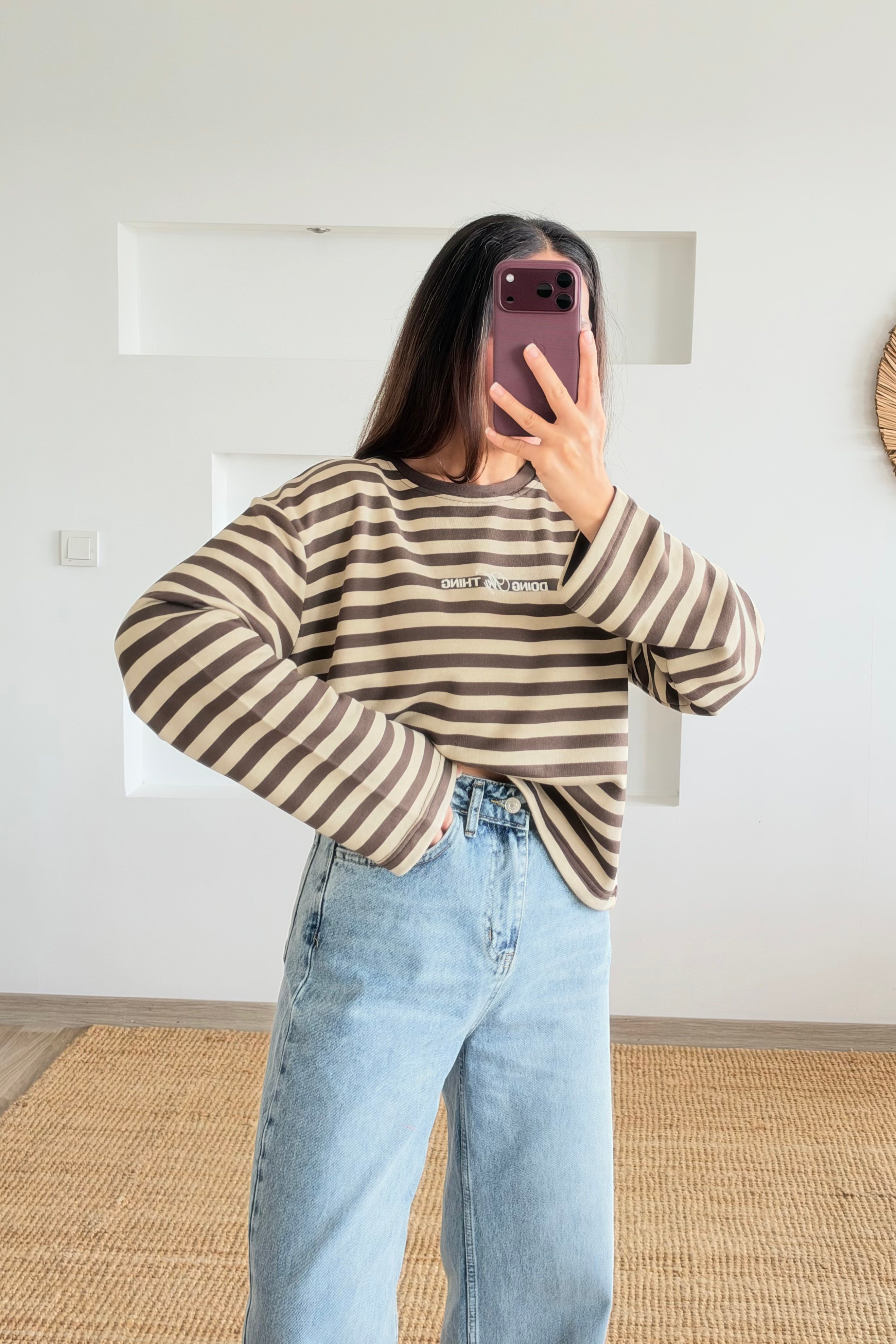Bej Çizgili Nakış Detaylı Sweatshirt uygun fiyatlarda www.butikhola.com adresinde