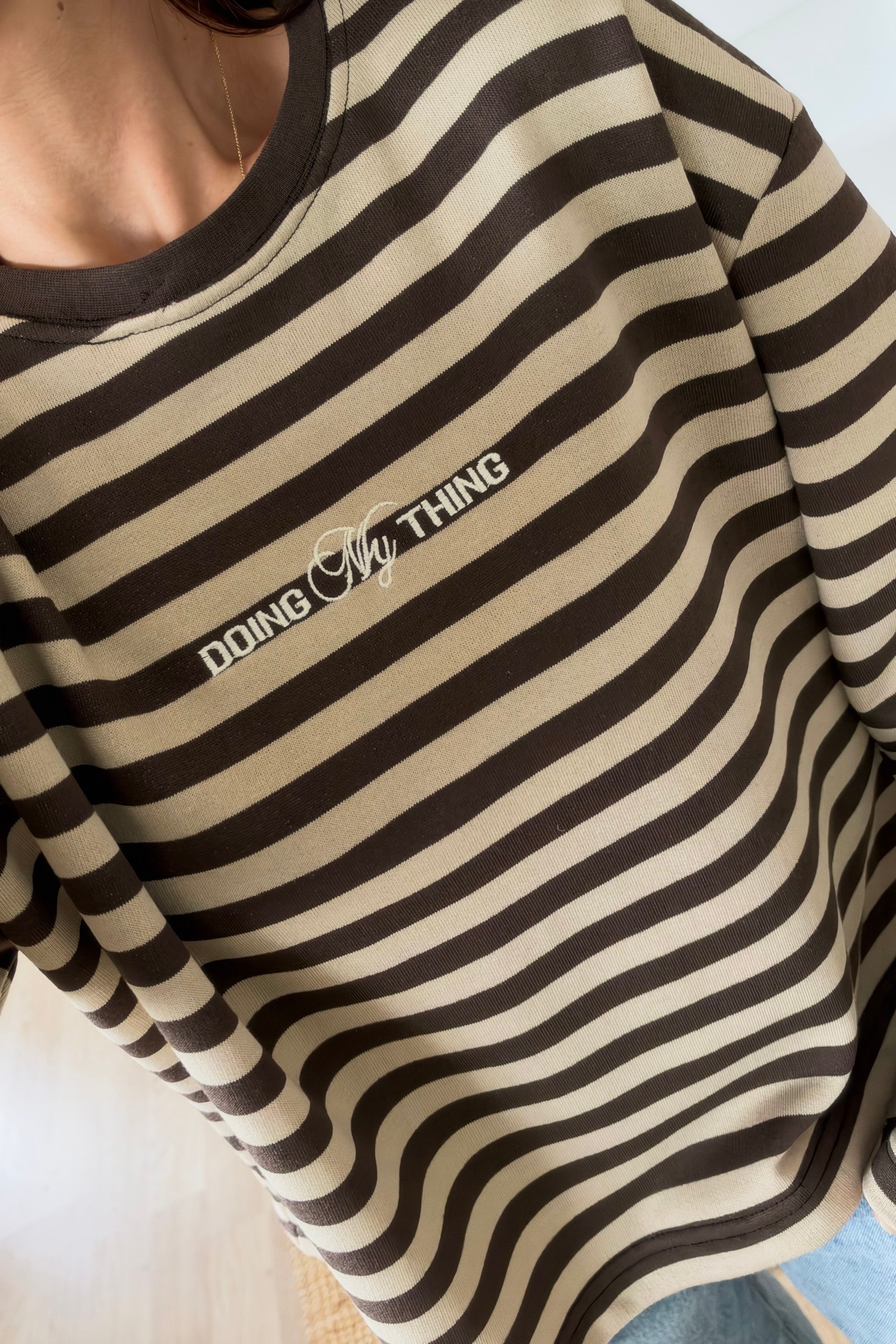 Bej Çizgili Nakış Detaylı Sweatshirt uygun fiyatlarda www.butikhola.com adresinde