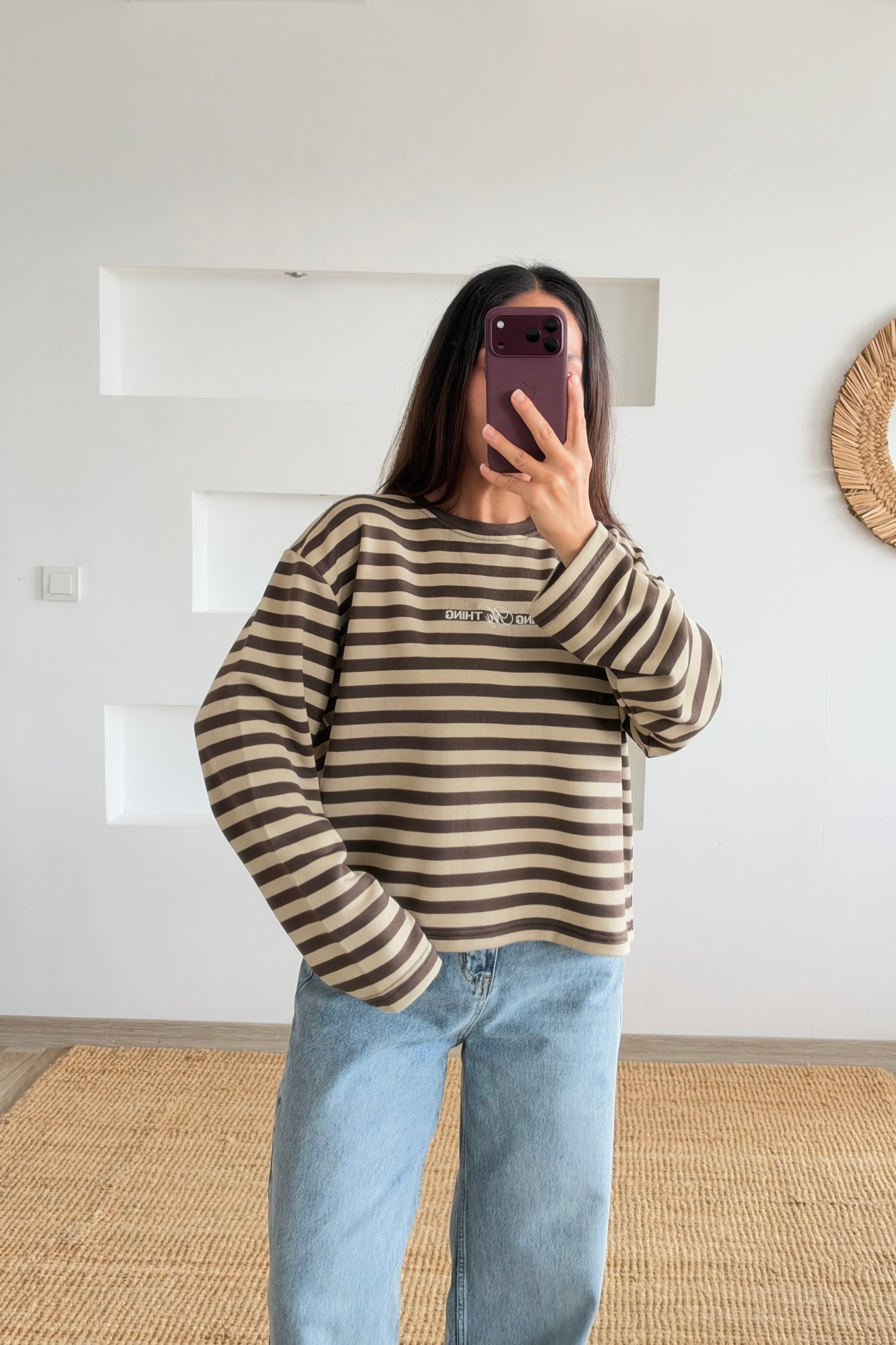 Bej Çizgili Nakış Detaylı Sweatshirt uygun fiyatlarda www.butikhola.com adresinde