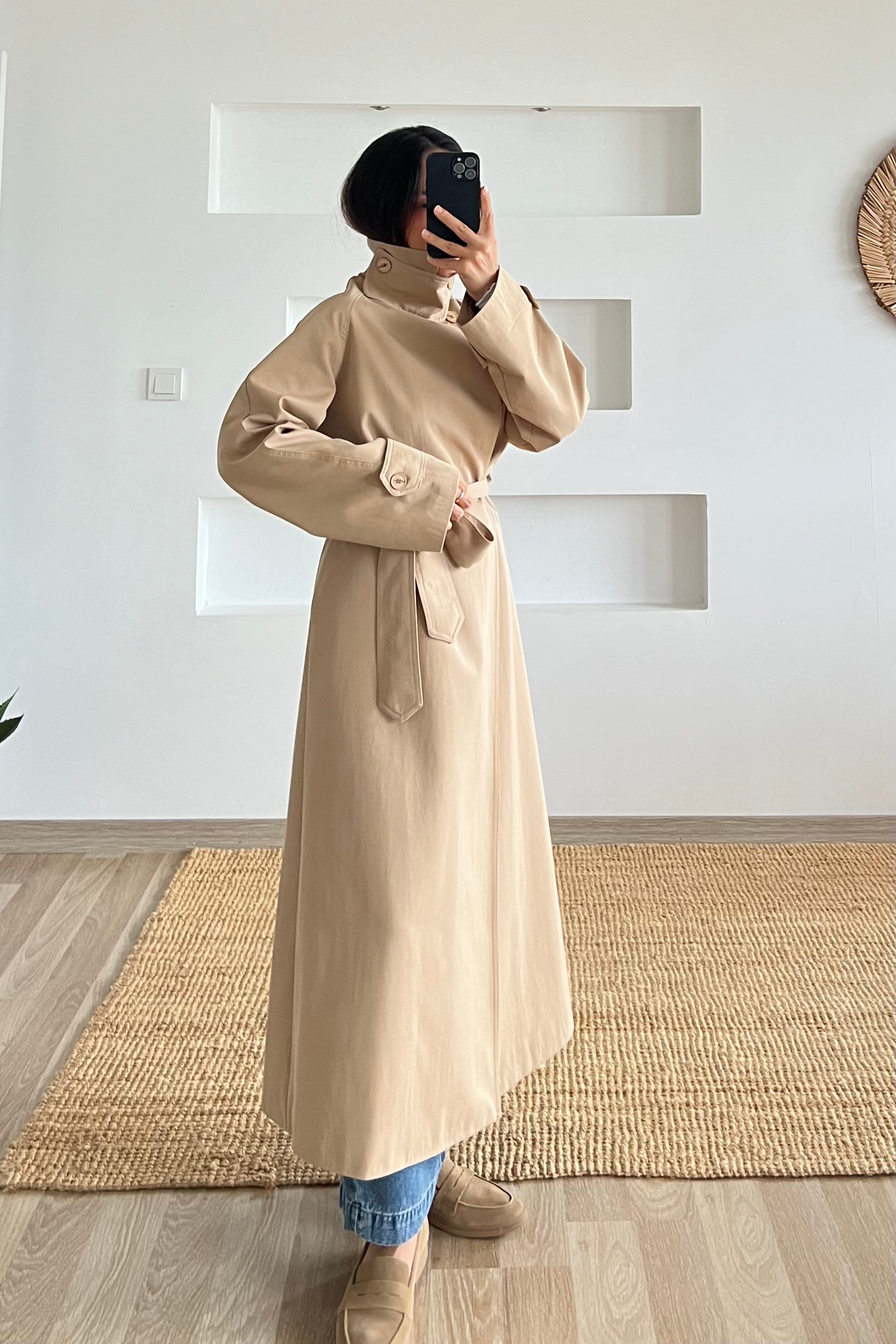Bej Dik Yaka Astarlı Maxi Trençkot uygun fiyatlarda www.butikhola.com adresinde