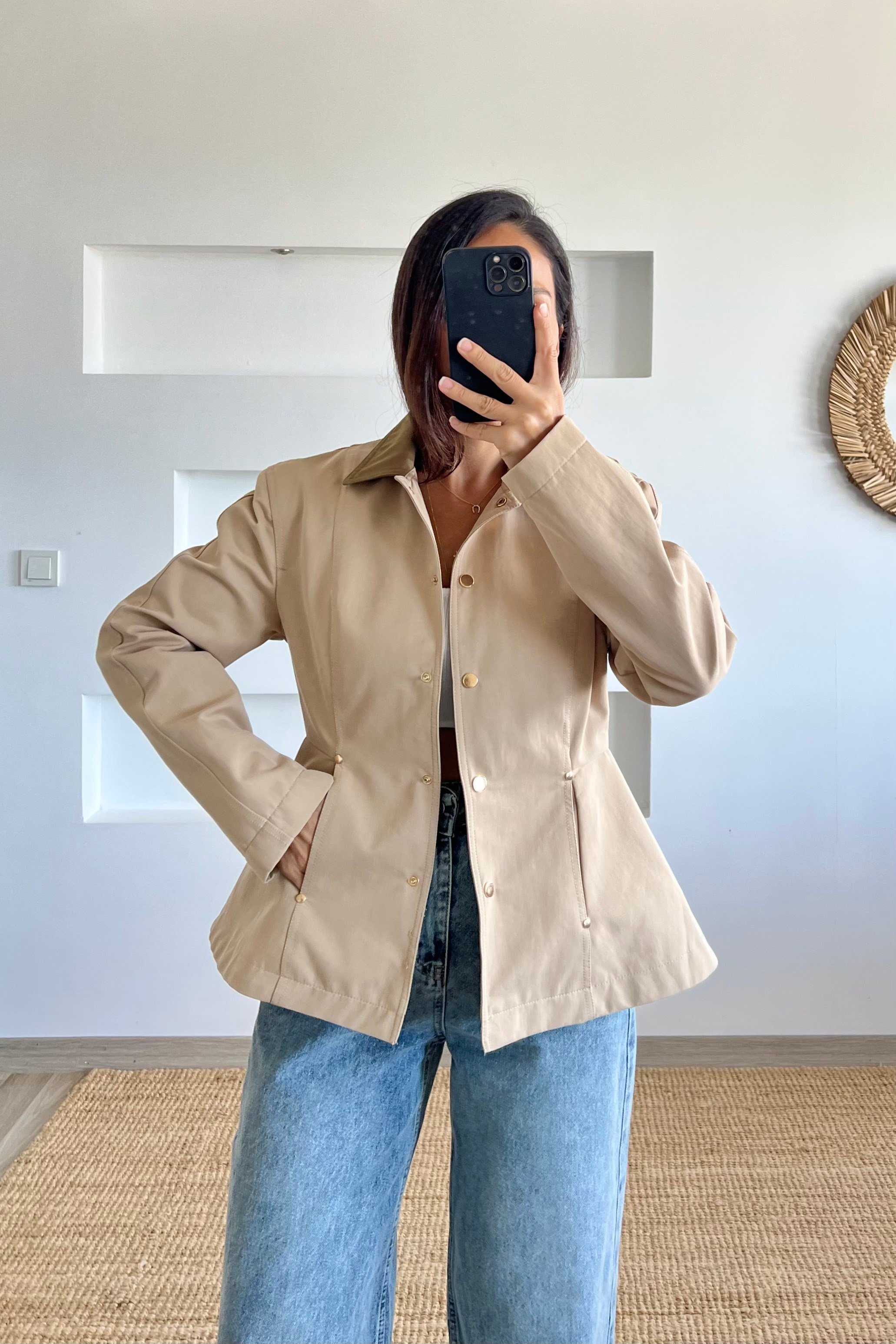 Bej Kontrast Yaka Belden Oturtmalı Trençkot uygun fiyatlarda www.butikhola.com adresinde