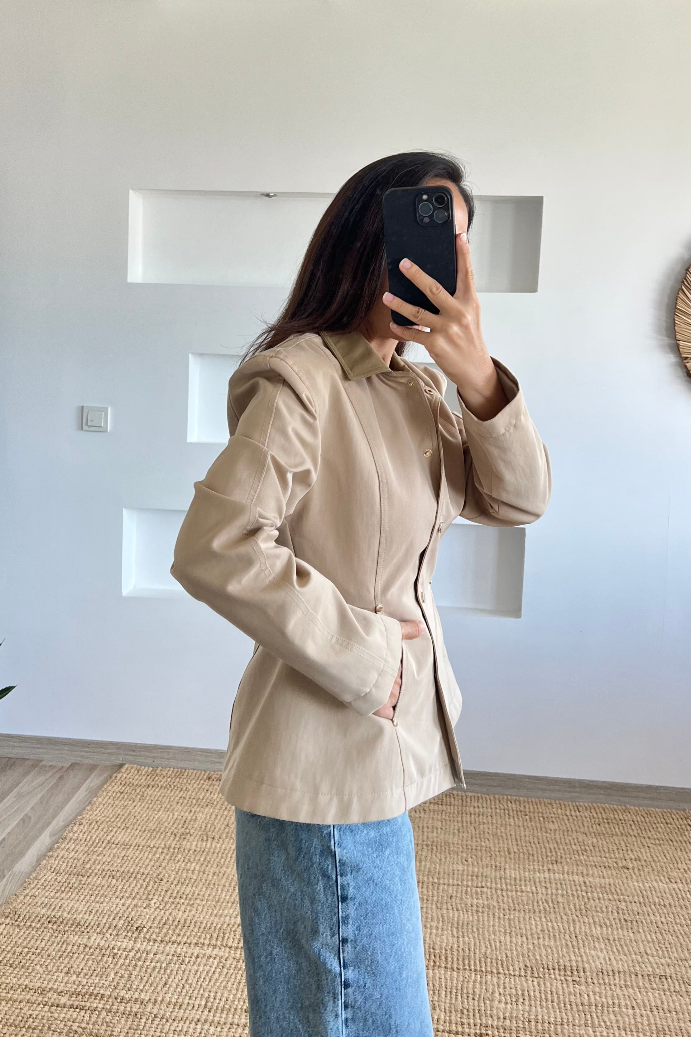 Bej Kontrast Yaka Belden Oturtmalı Trençkot uygun fiyatlarda www.butikhola.com adresinde