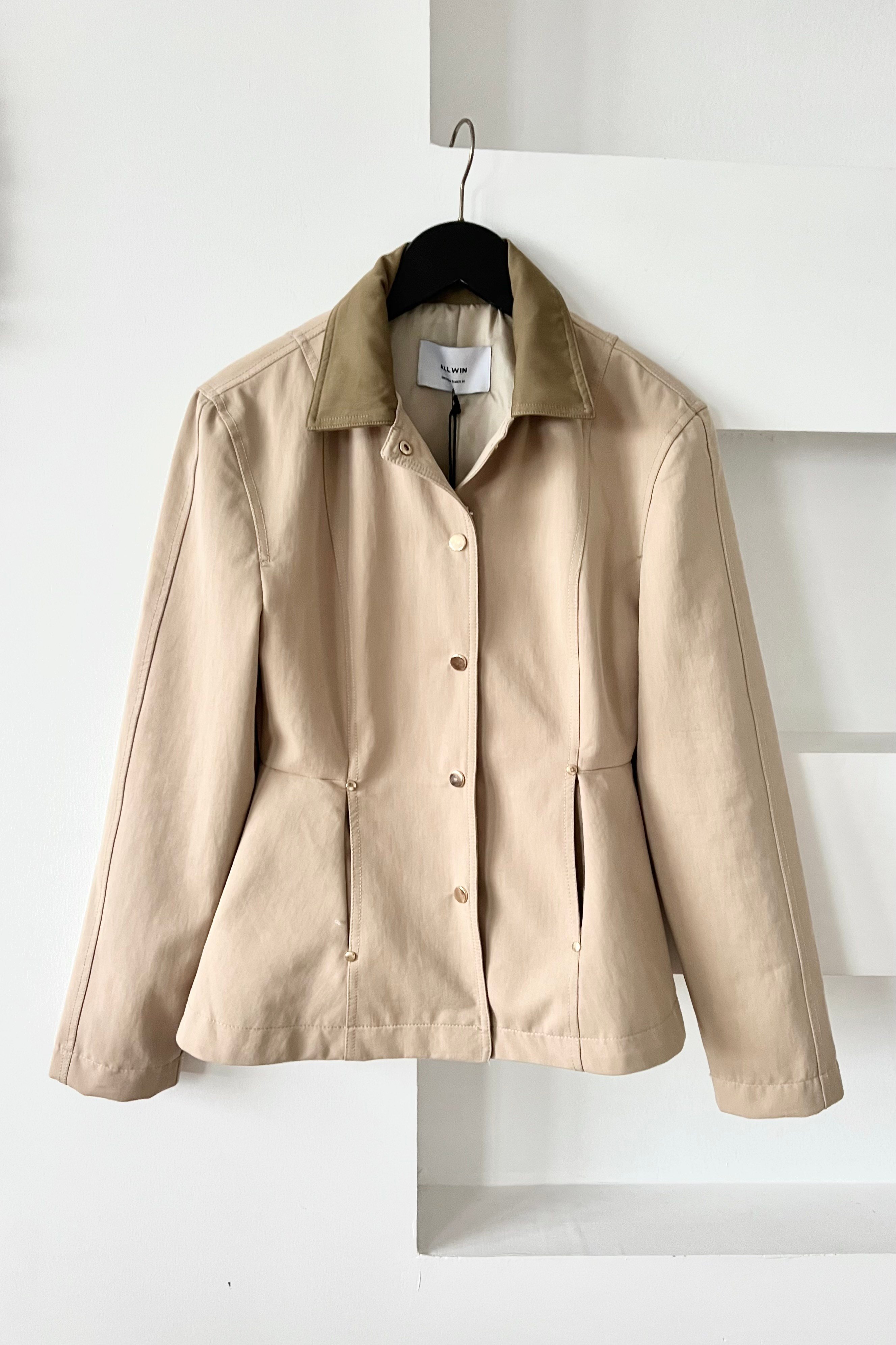 Bej Kontrast Yaka Belden Oturtmalı Trençkot uygun fiyatlarda www.butikhola.com adresinde