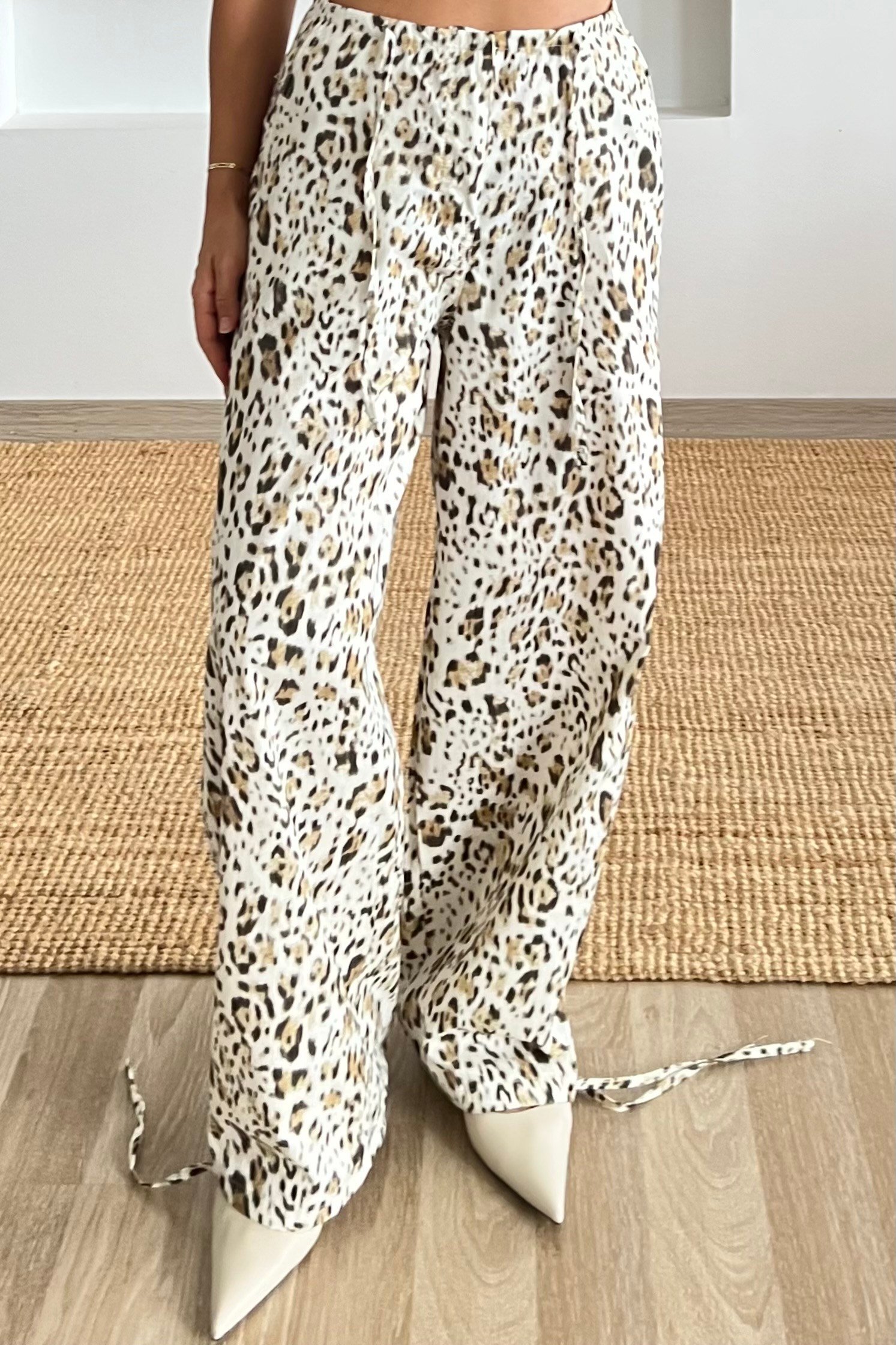 Bej Leopar Desenli Pantolon uygun fiyatlarda www.butikhola.com adresinde