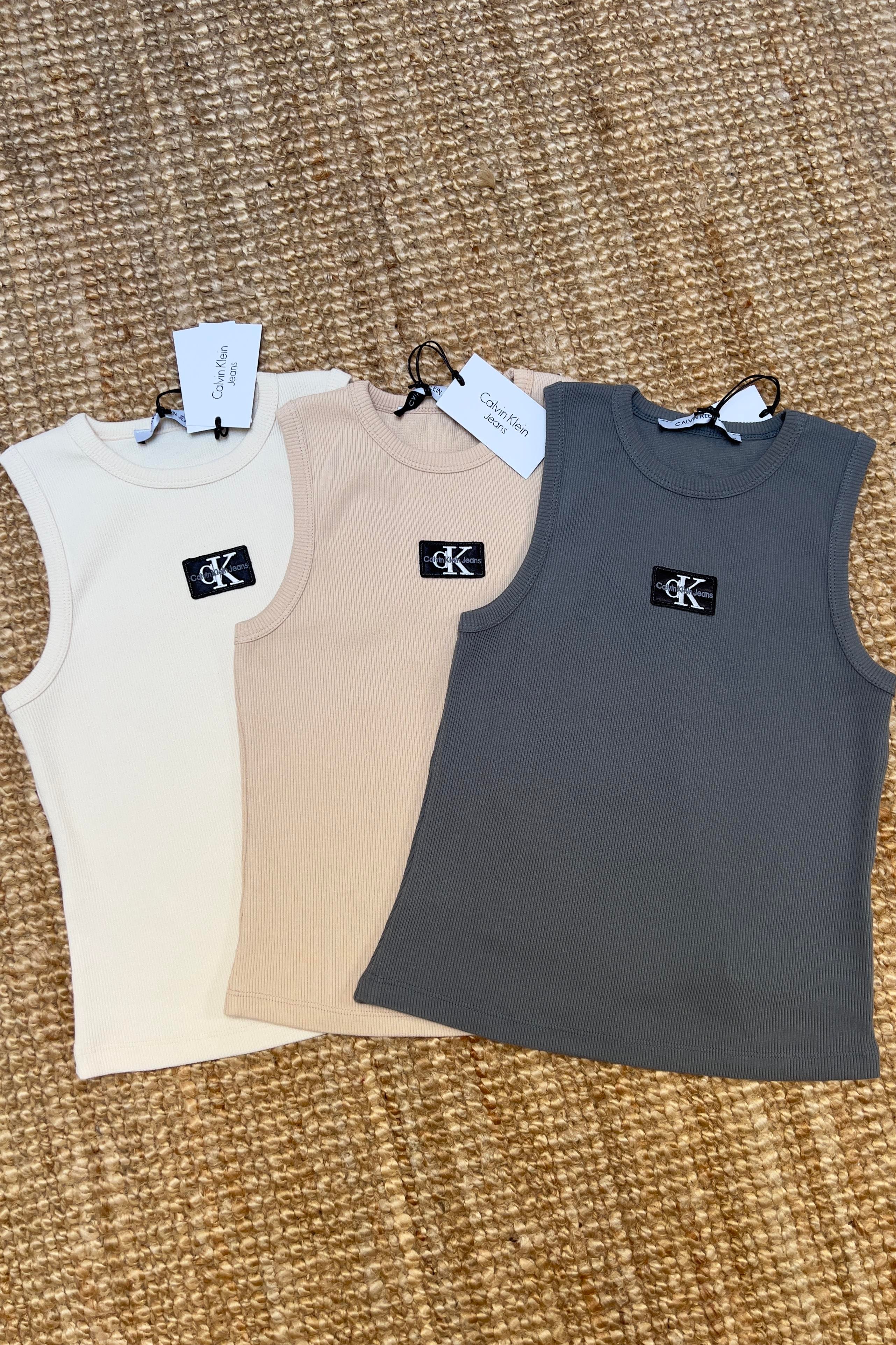 Bej Logolu kolsuz Tshirt uygun fiyatlarda www.butikhola.com adresinde