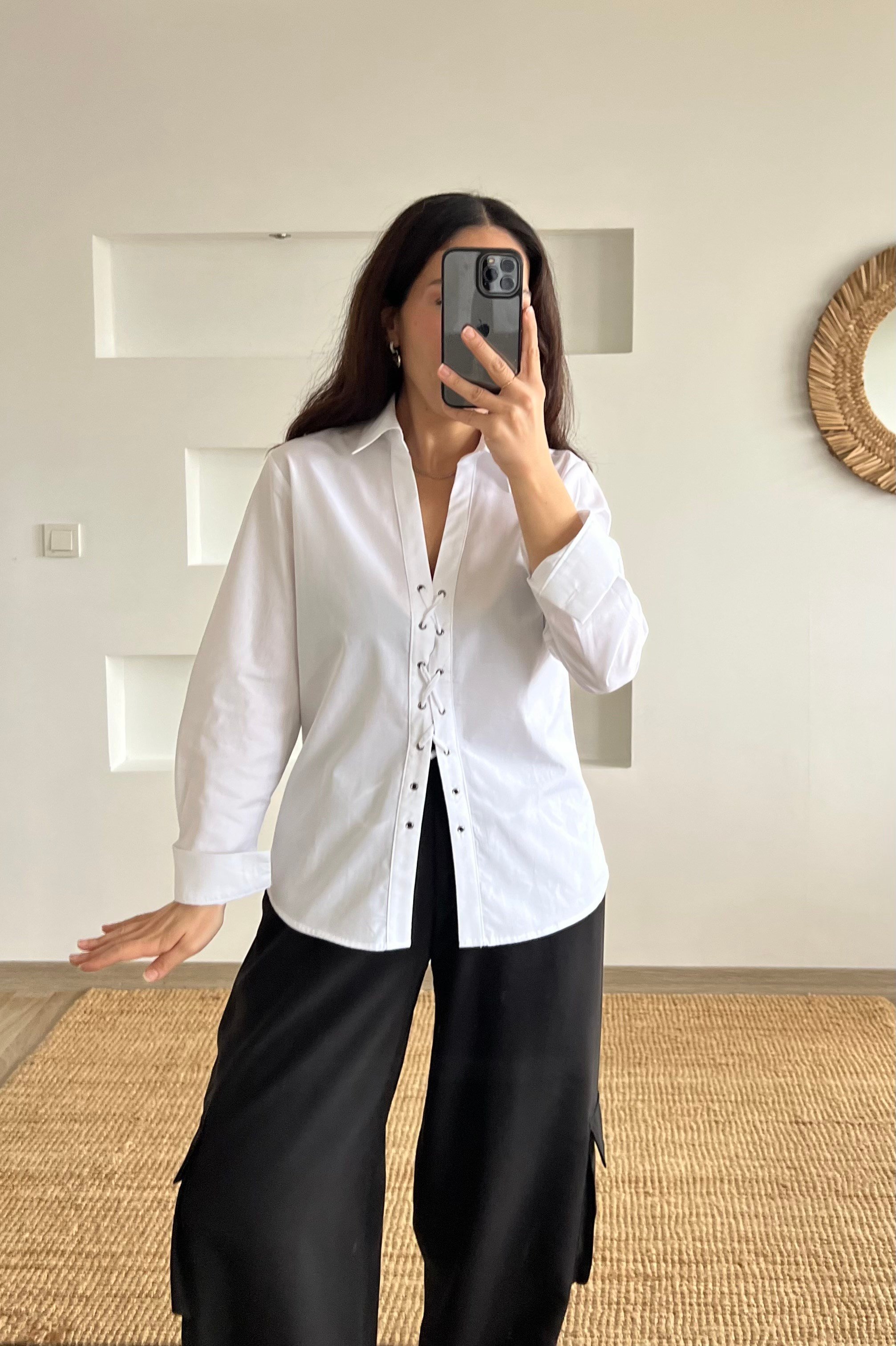 Beyaz Bağlama Detaylı Poplin Gömlek uygun fiyatlarda www.butikhola.com adresinde