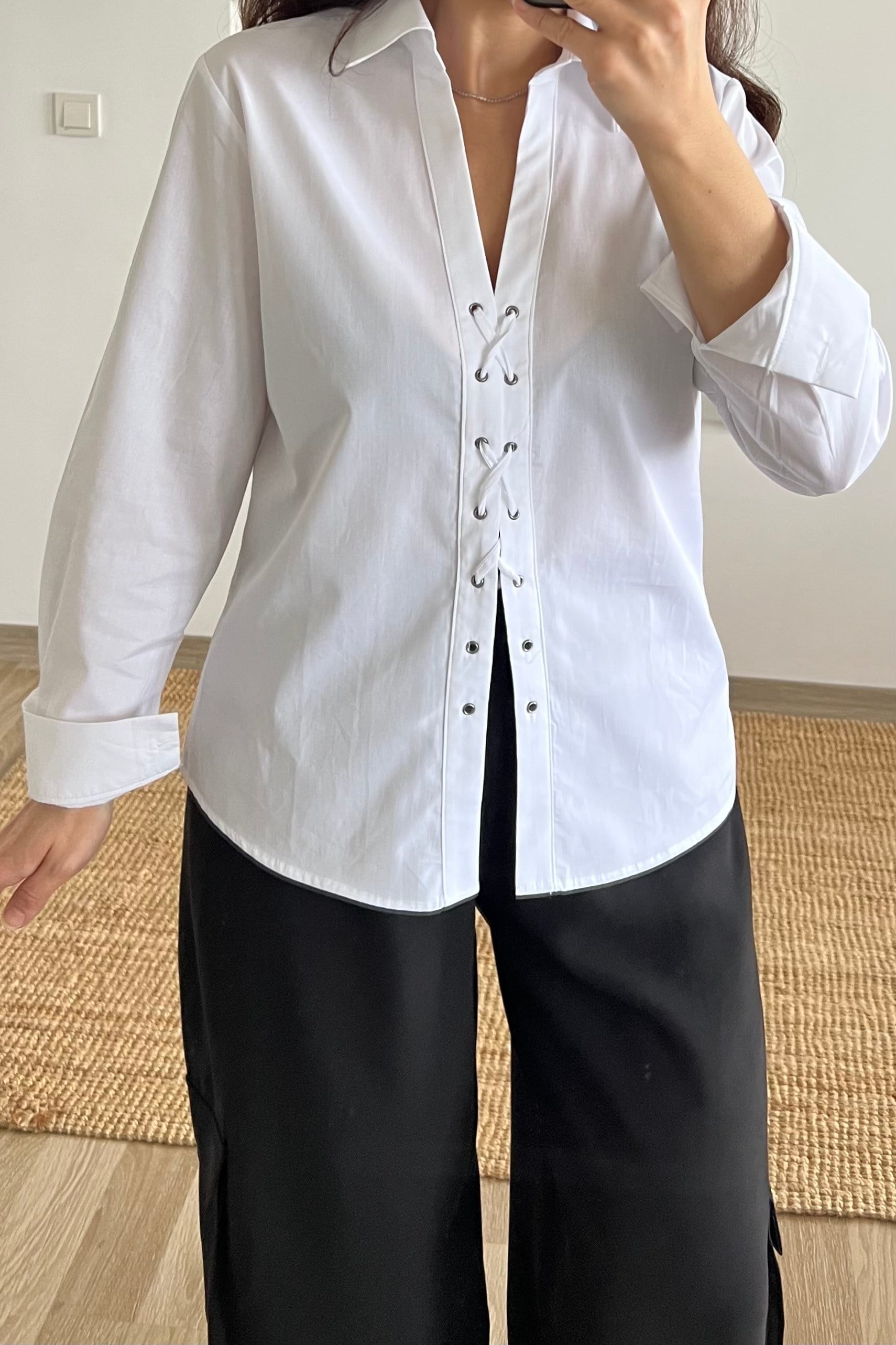 Beyaz Bağlama Detaylı Poplin Gömlek uygun fiyatlarda www.butikhola.com adresinde