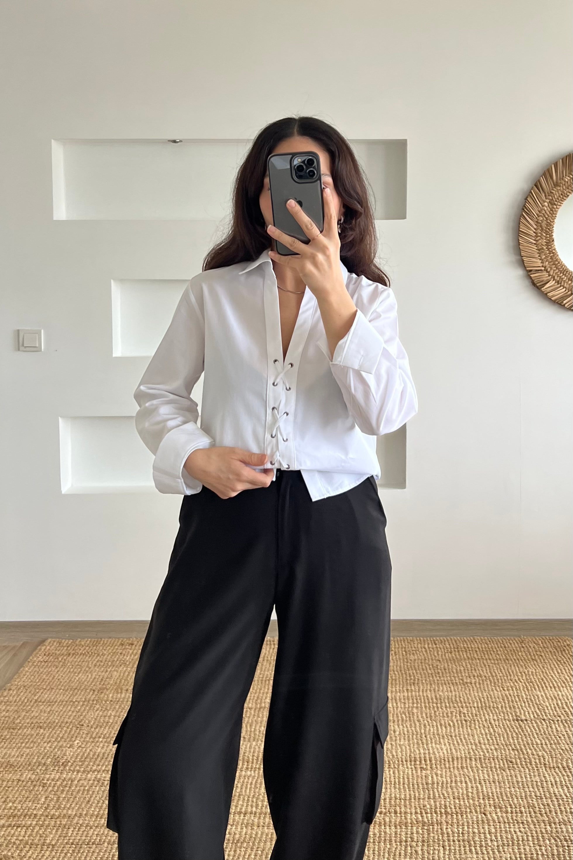 Beyaz Bağlama Detaylı Poplin Gömlek uygun fiyatlarda www.butikhola.com adresinde