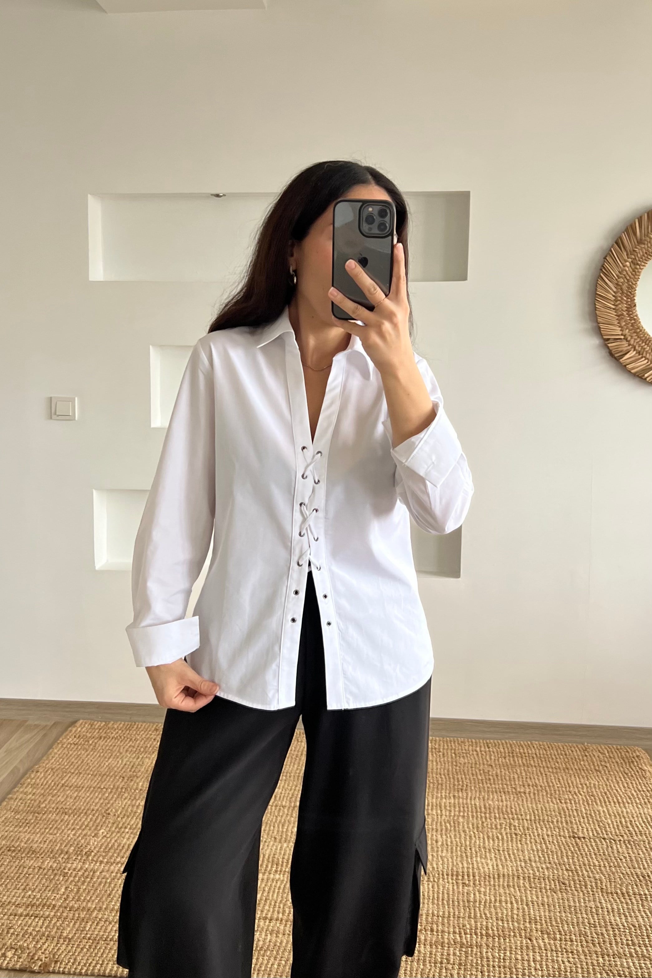 Beyaz Bağlama Detaylı Poplin Gömlek uygun fiyatlarda www.butikhola.com adresinde