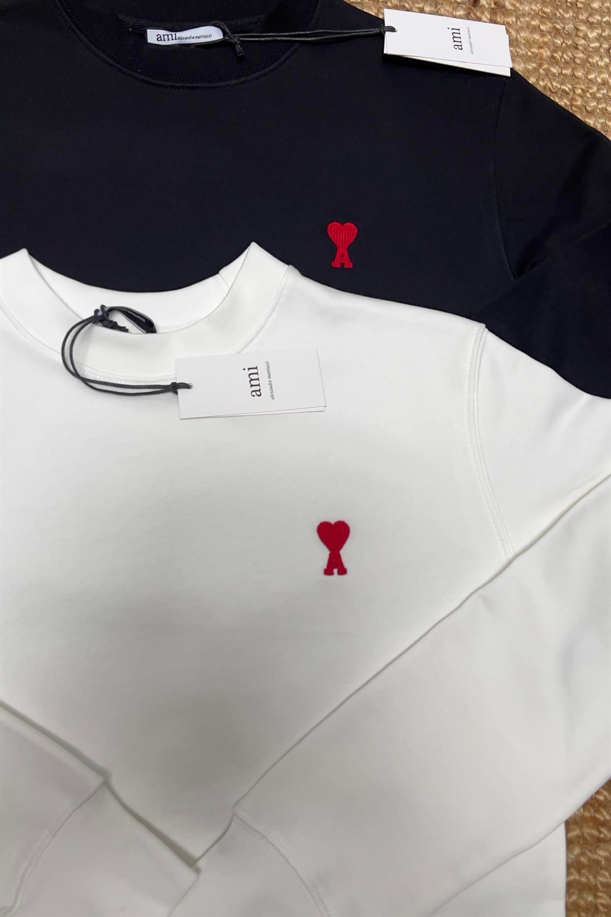 Beyaz Bisiklet Yaka Logolu Sweatshirt uygun fiyatlarda www.butikhola.com adresinde