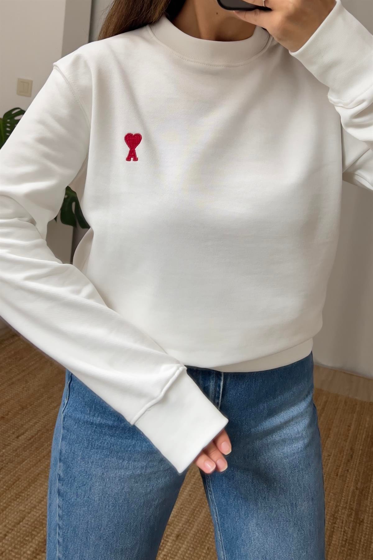 Beyaz Bisiklet Yaka Logolu Sweatshirt uygun fiyatlarda www.butikhola.com adresinde