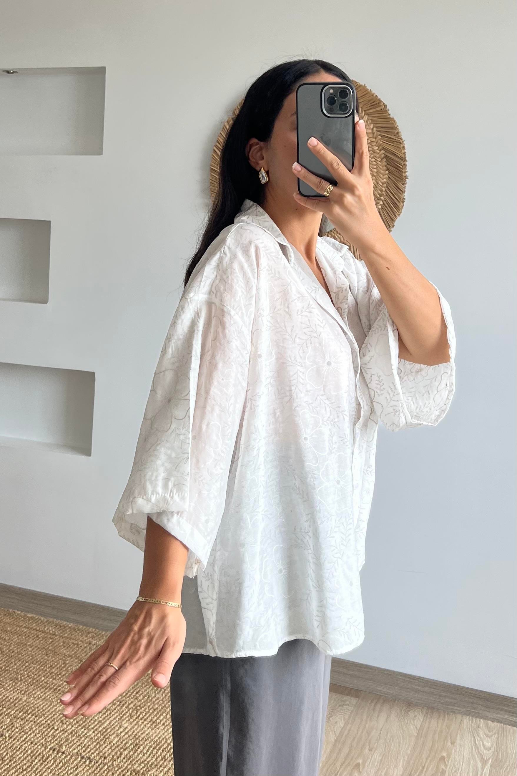 Beyaz Çiçek Desenli Oversize Gömlek uygun fiyatlarda www.butikhola.com adresinde