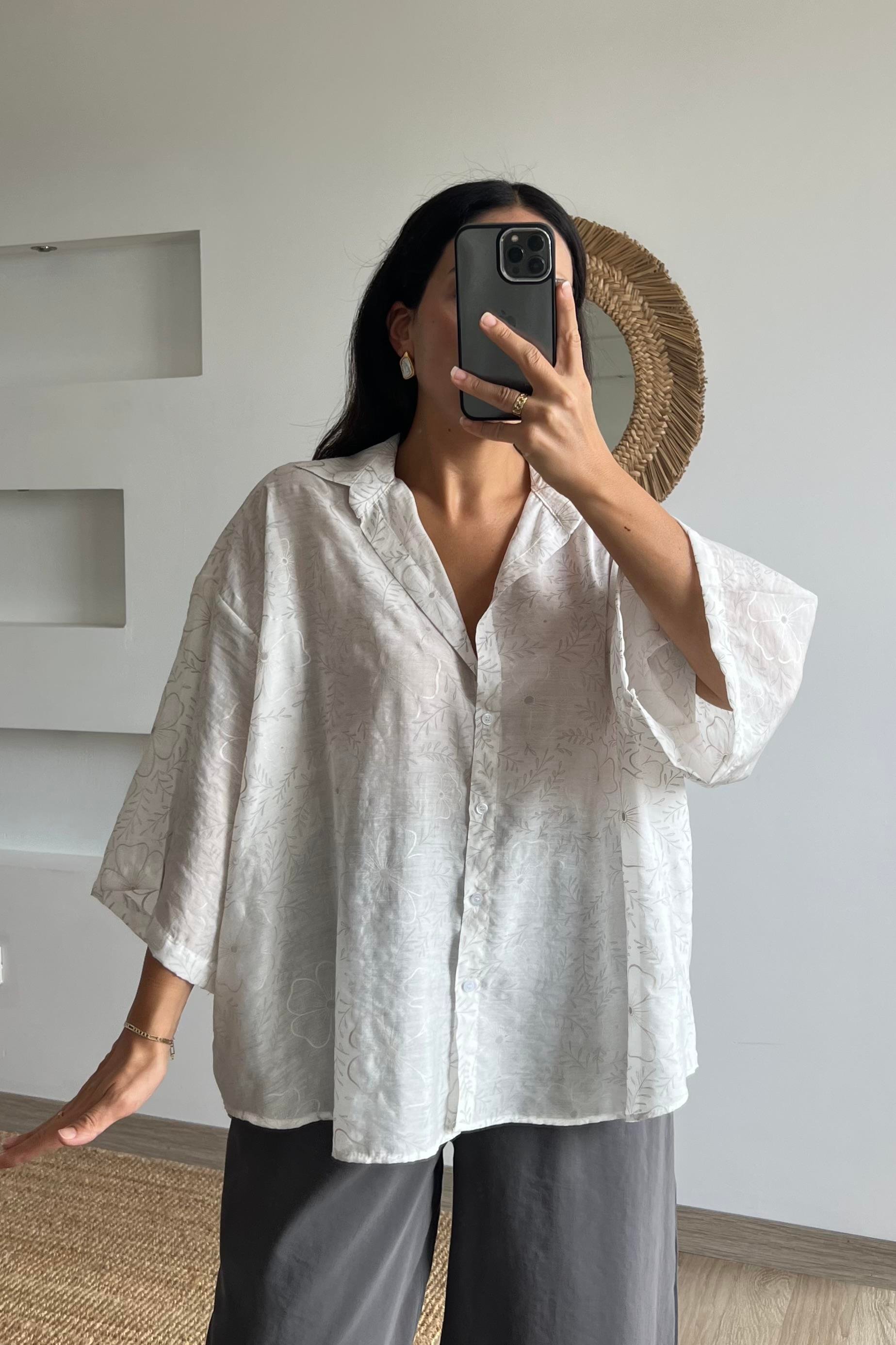 Beyaz Çiçek Desenli Oversize Gömlek uygun fiyatlarda www.butikhola.com adresinde