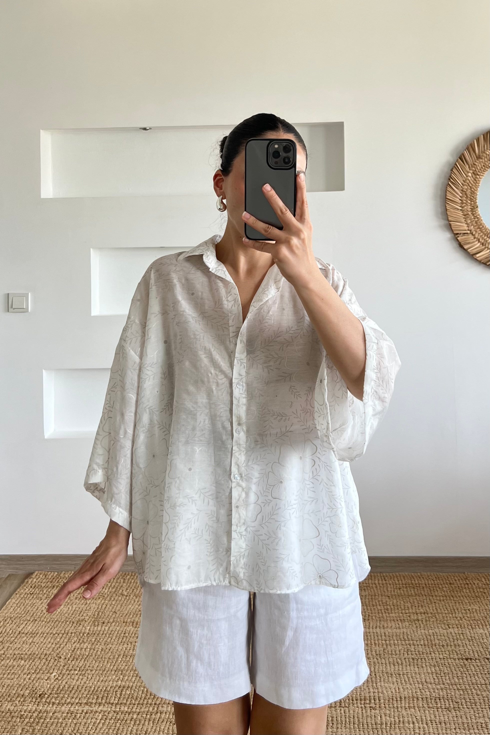Beyaz Çiçek Desenli Oversize Gömlek uygun fiyatlarda www.butikhola.com adresinde
