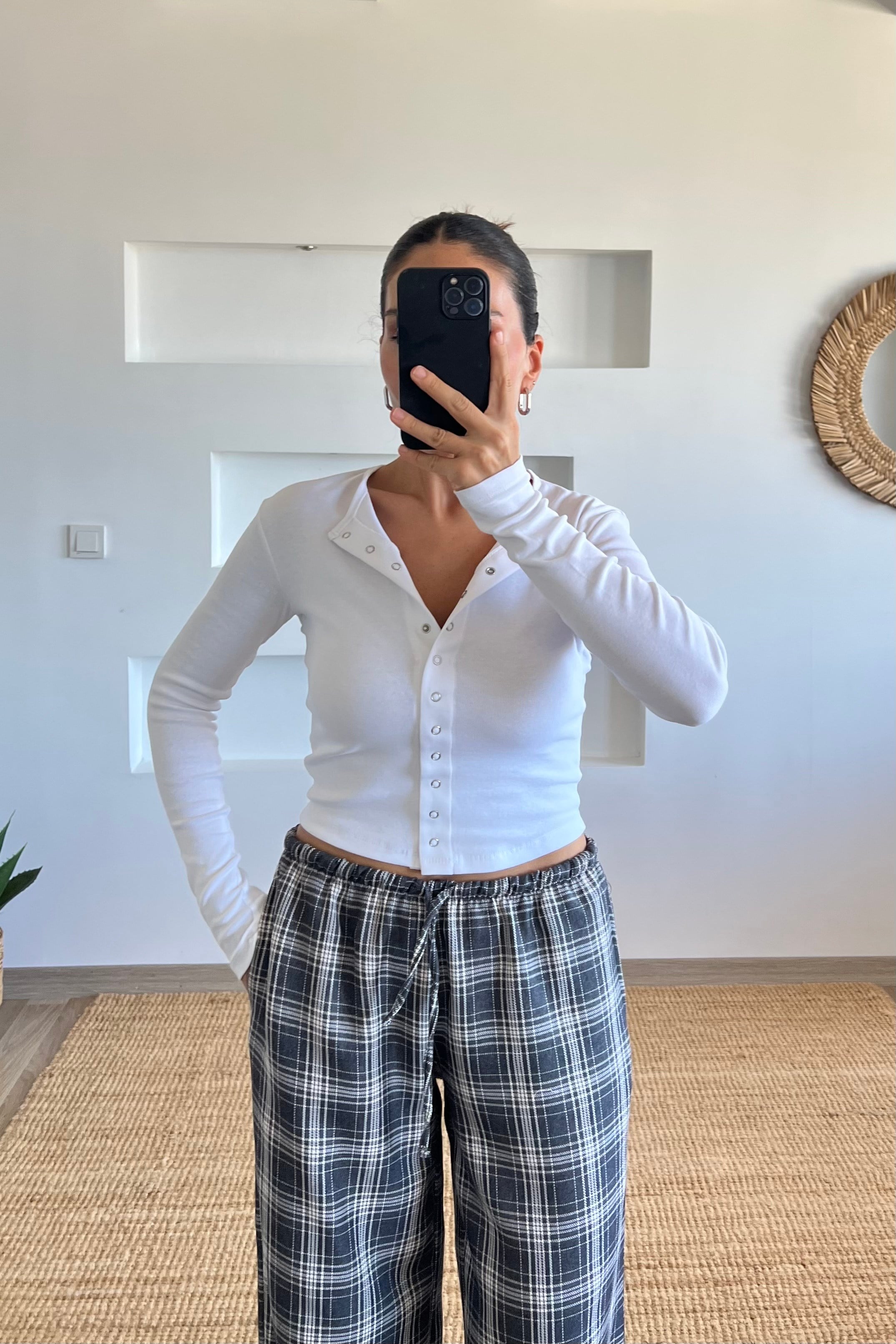 Beyaz Çıtçıtlı Uzun Kollu Bluz uygun fiyatlarda www.butikhola.com adresinde
