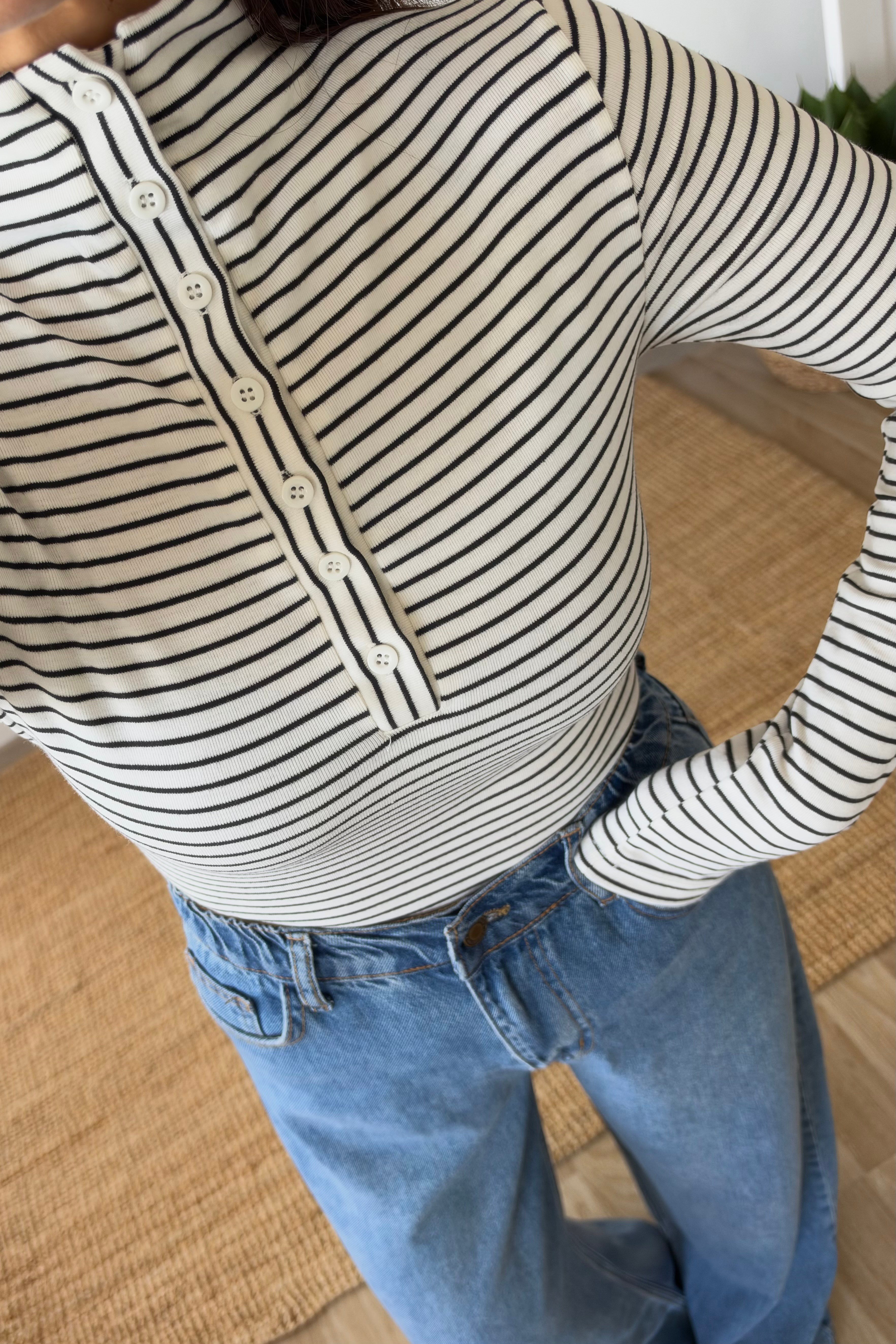 Beyaz Çizgili Düğmeli Dik Yaka Bluz uygun fiyatlarda www.butikhola.com adresinde