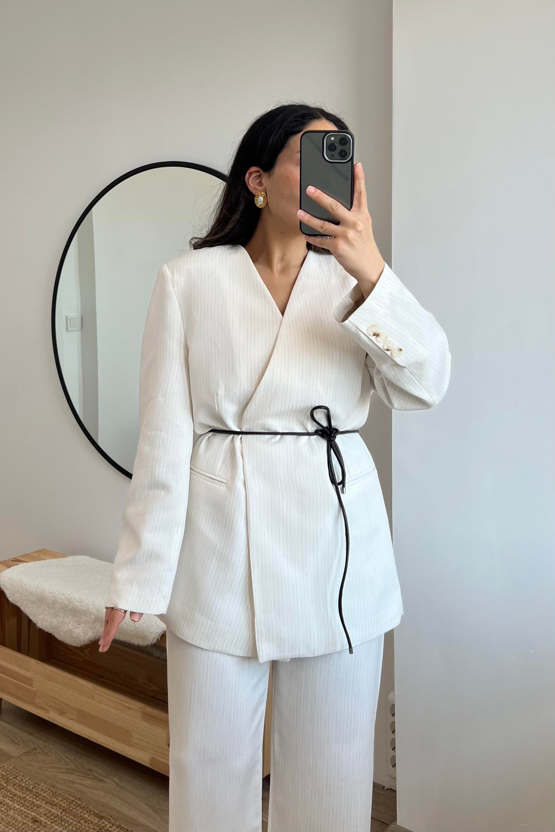 Beyaz Çizgili Kemer Detaylı Oversize Ceket  uygun fiyatlarda www.butikhola.com adresinde