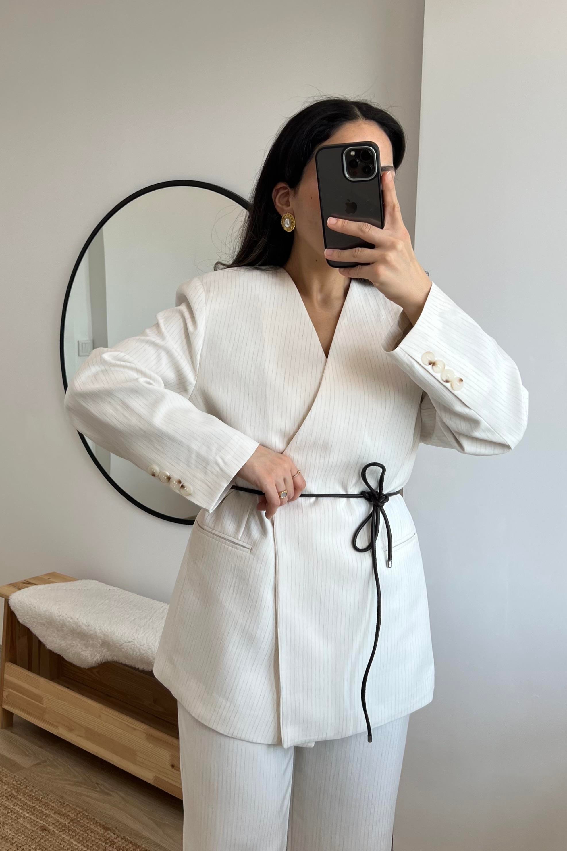 Beyaz Çizgili Kemer Detaylı Oversize Ceket  uygun fiyatlarda www.butikhola.com adresinde
