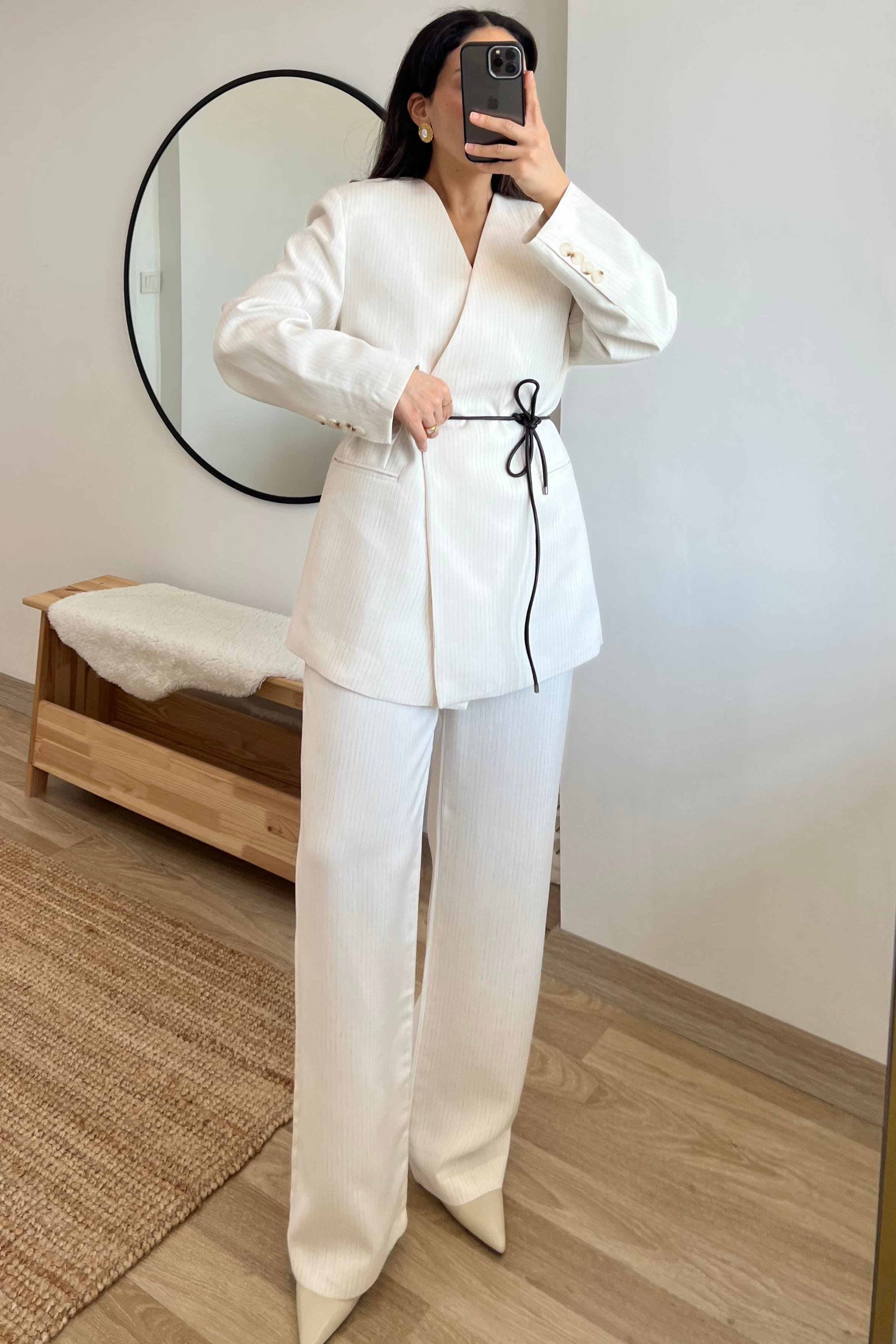 Beyaz Çizgili Kemerli Pantolon uygun fiyatlarda www.butikhola.com adresinde